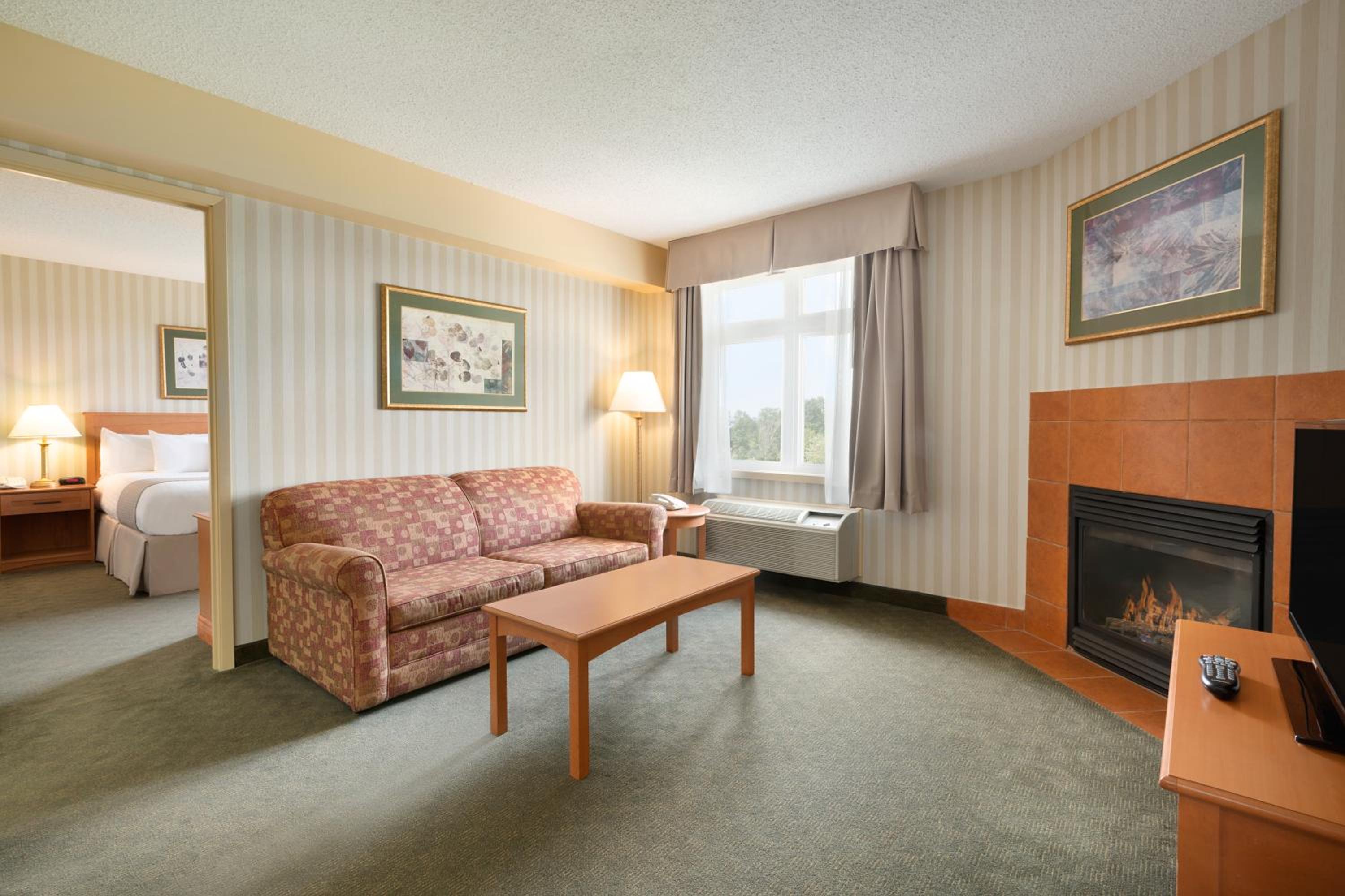 King Suite with Sofa -  Non-Smoking - Photo 2