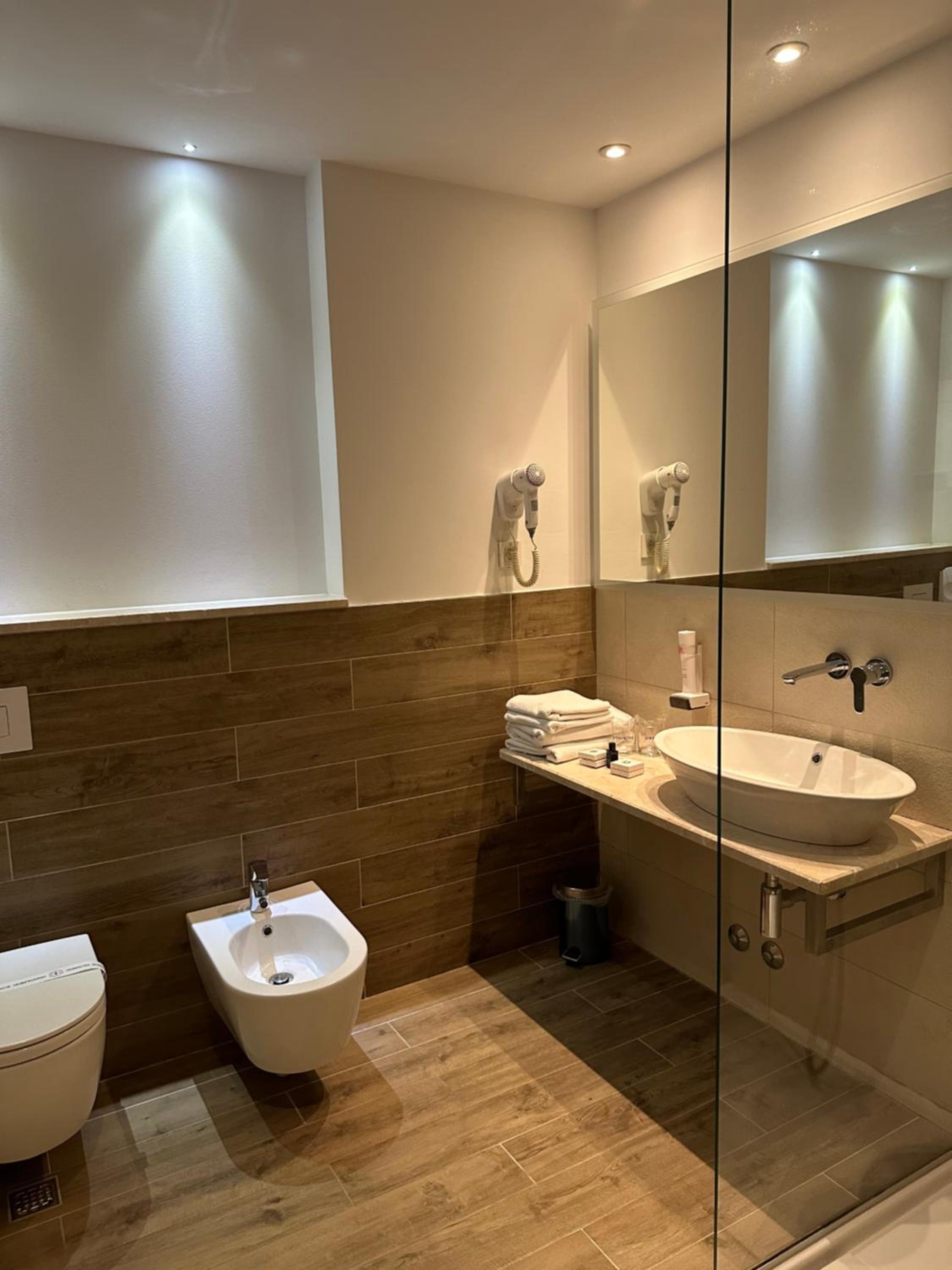 Double or Twin Room with Balcony - Photo 9