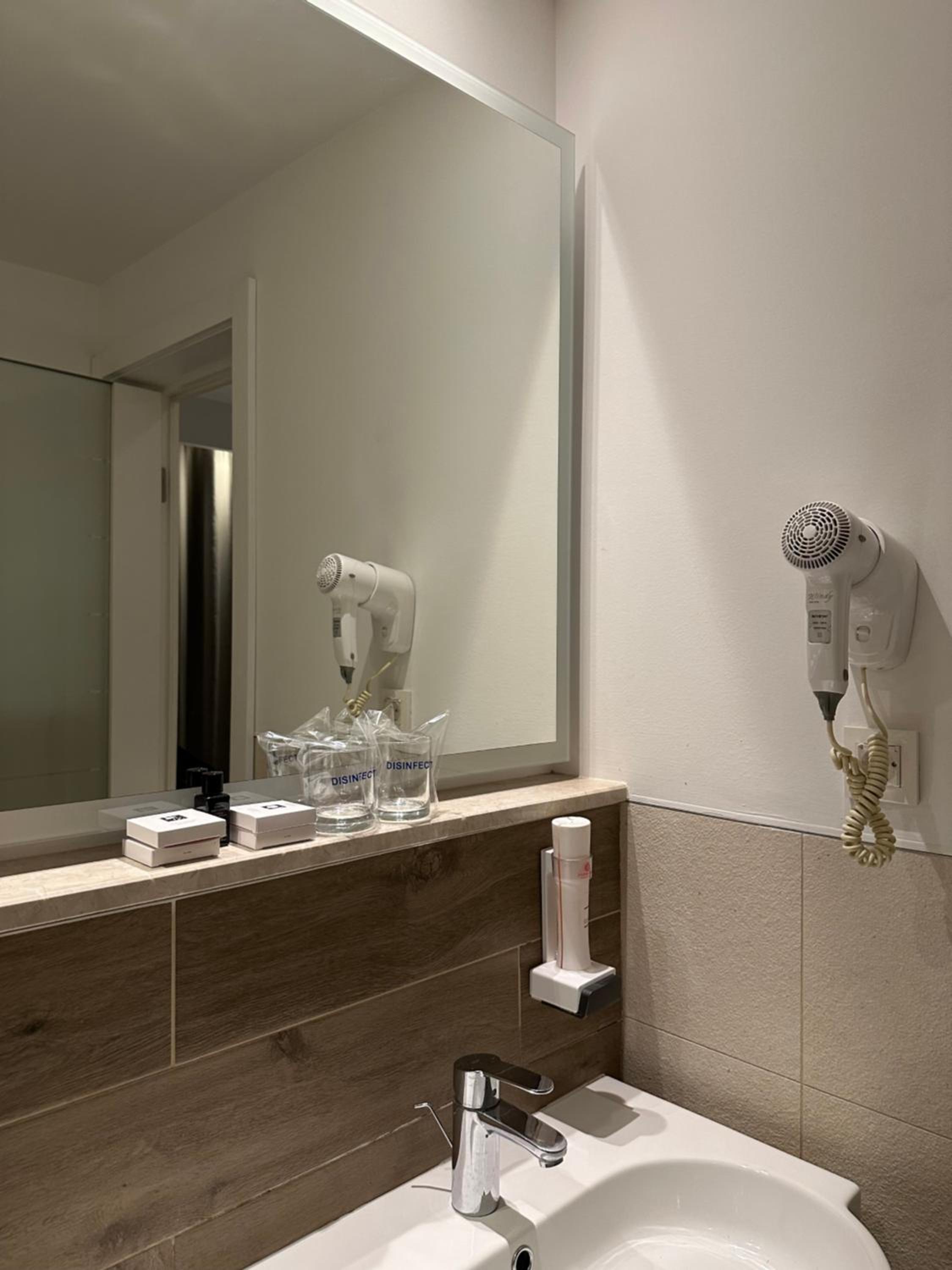 Double or Twin Room with Balcony - Photo 8