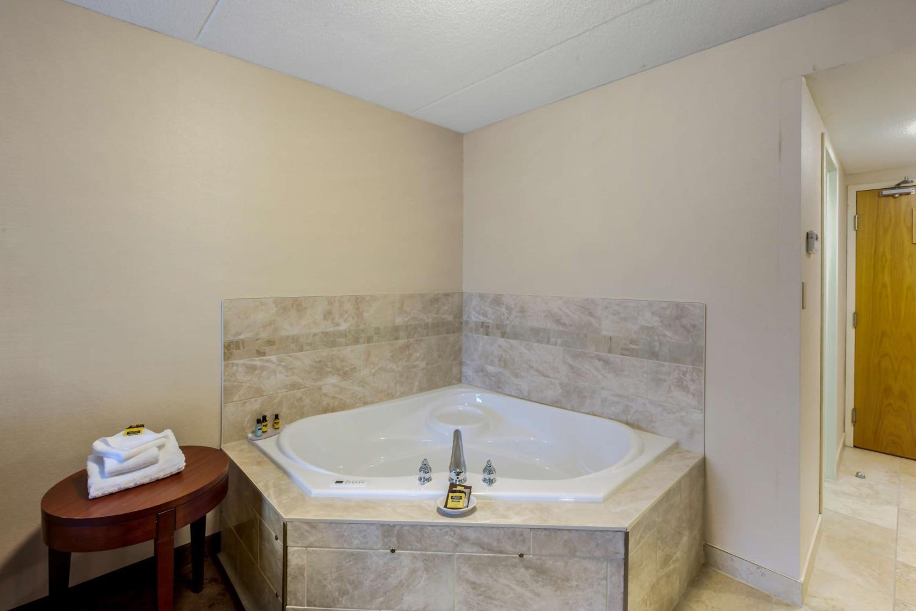 King Room with Spa Bath - Photo 3