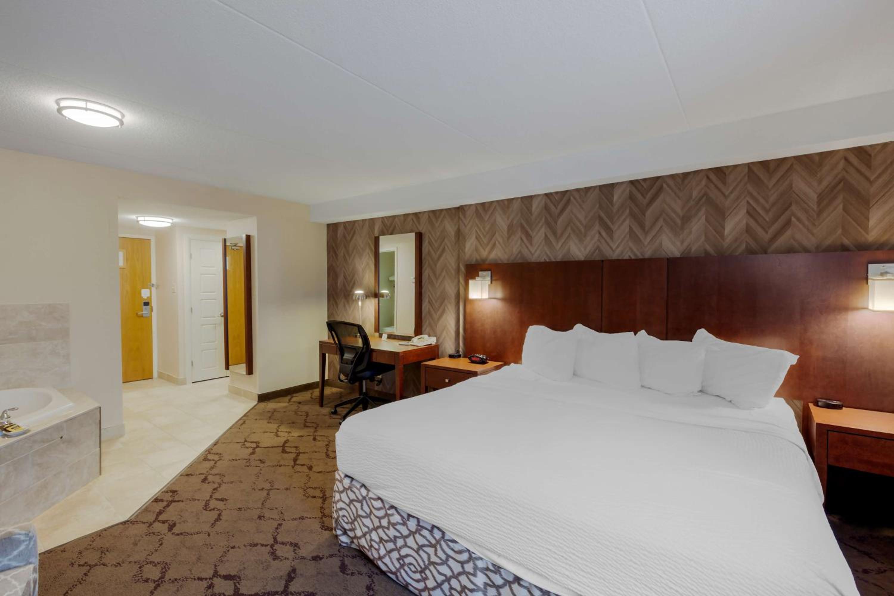 King Room with Spa Bath - Photo 4