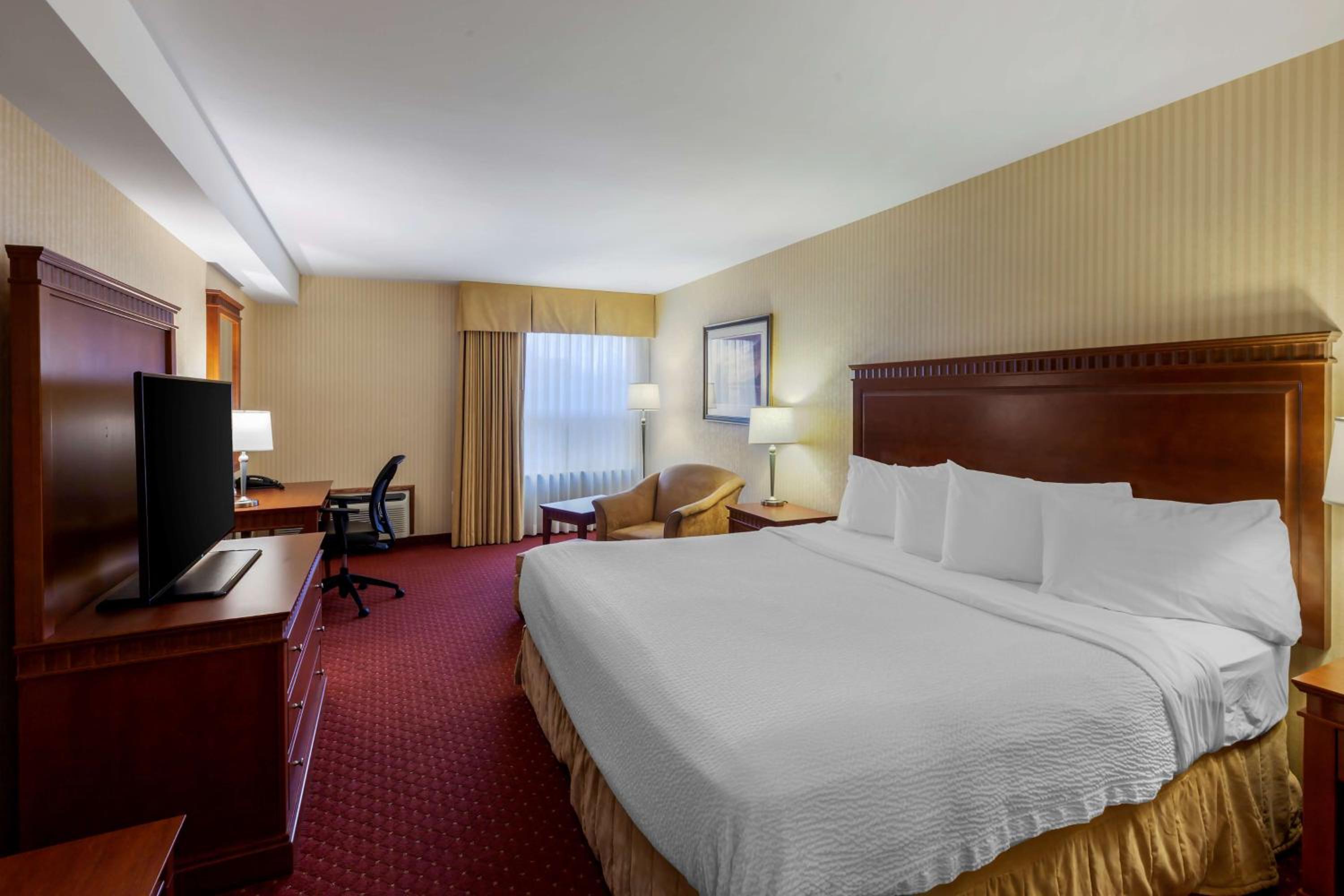 King Room - Non-Smoking - Photo 3