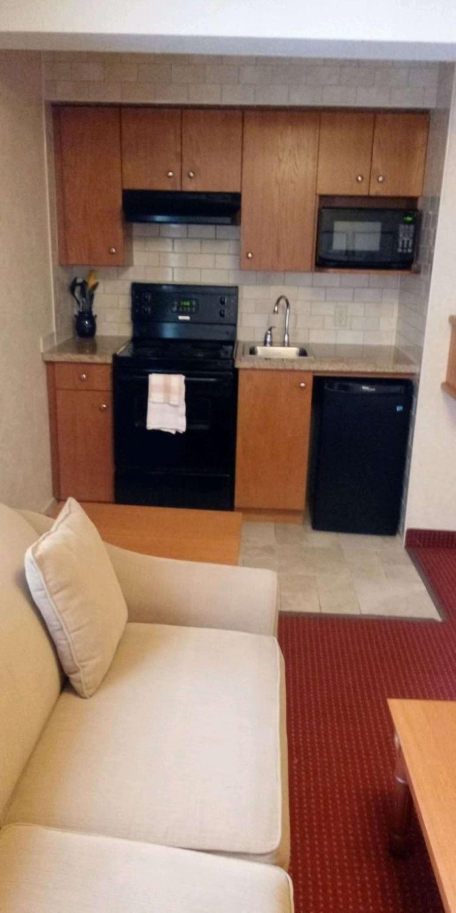 Queen Suite with Sofa Bed with Kitchenette - Non-smoking photo 2