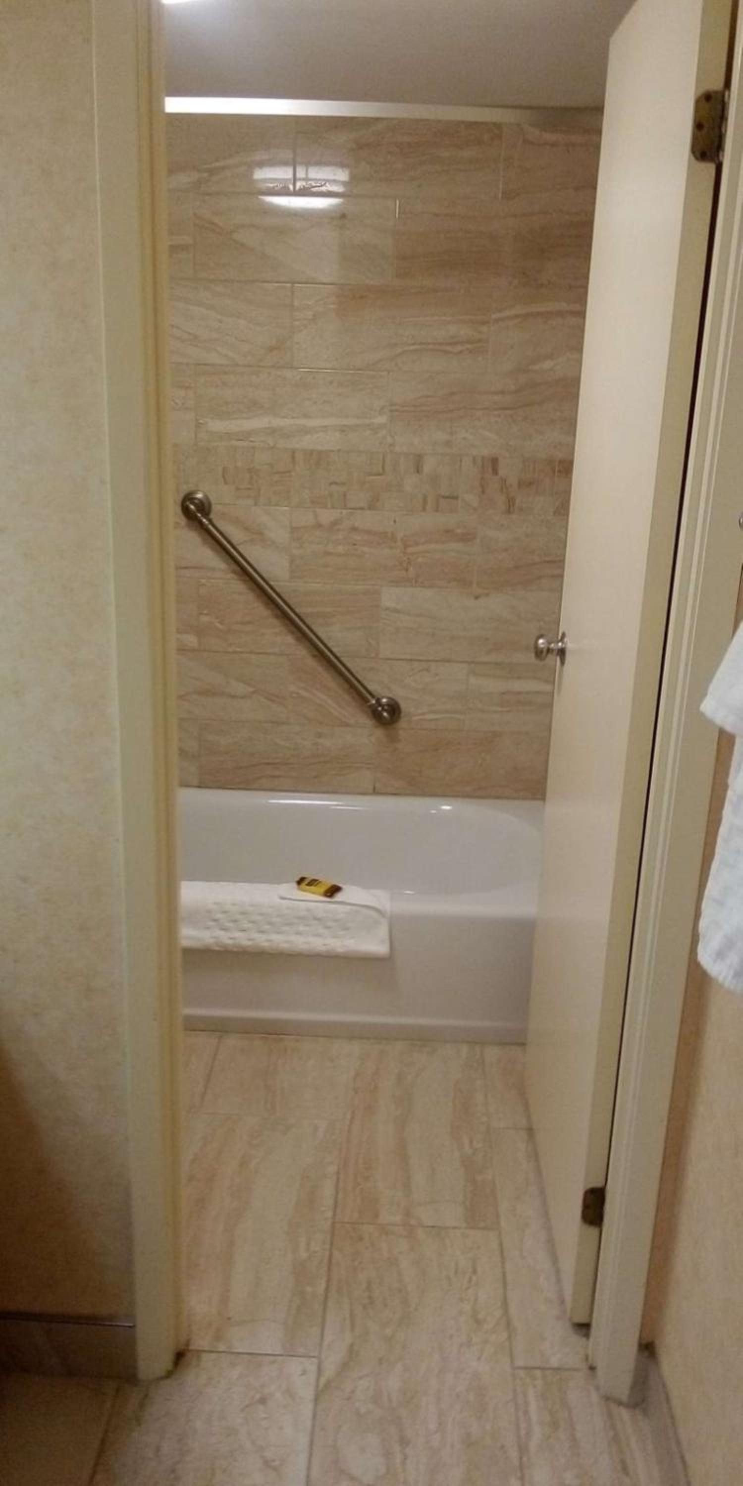 Queen Room with River View with Kitchenette - Non-smoking - Photo 6
