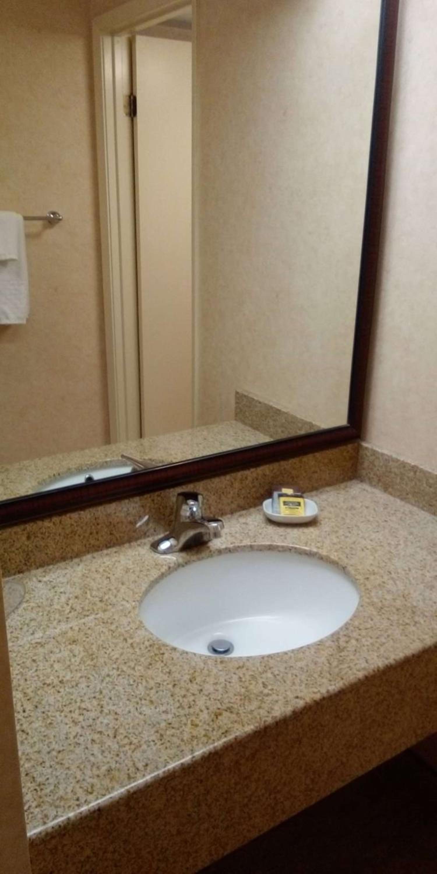 Queen Room with River View with Kitchenette - Non-smoking - Photo 5