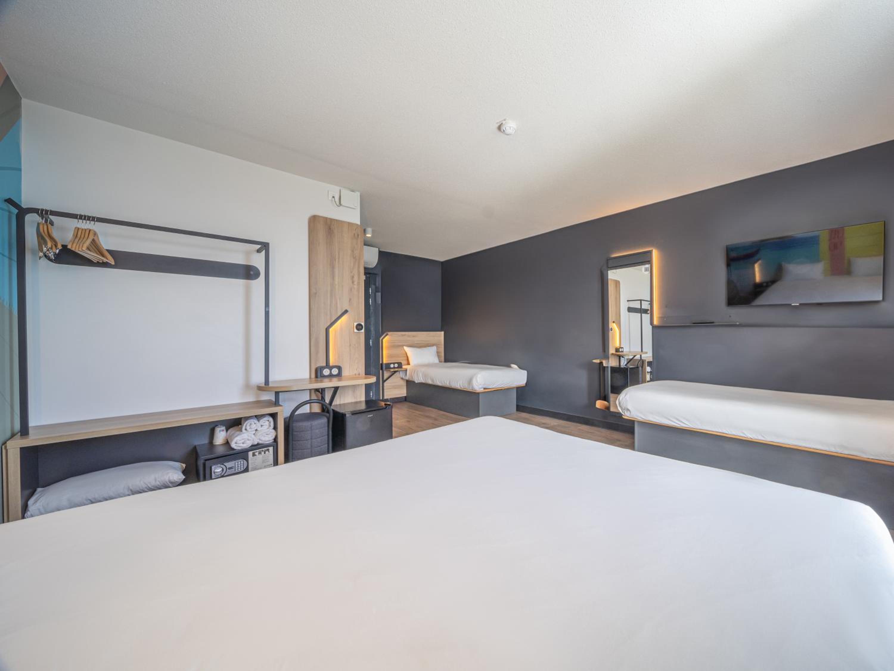 Quadruple Room with Sea View - Photo 4