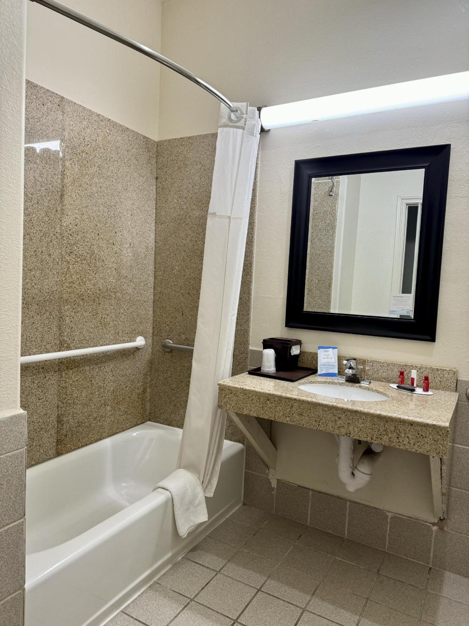 King Room with Two King Beds and Bath Tub - Mobility Accessible/Non-Smoking - Photo 4