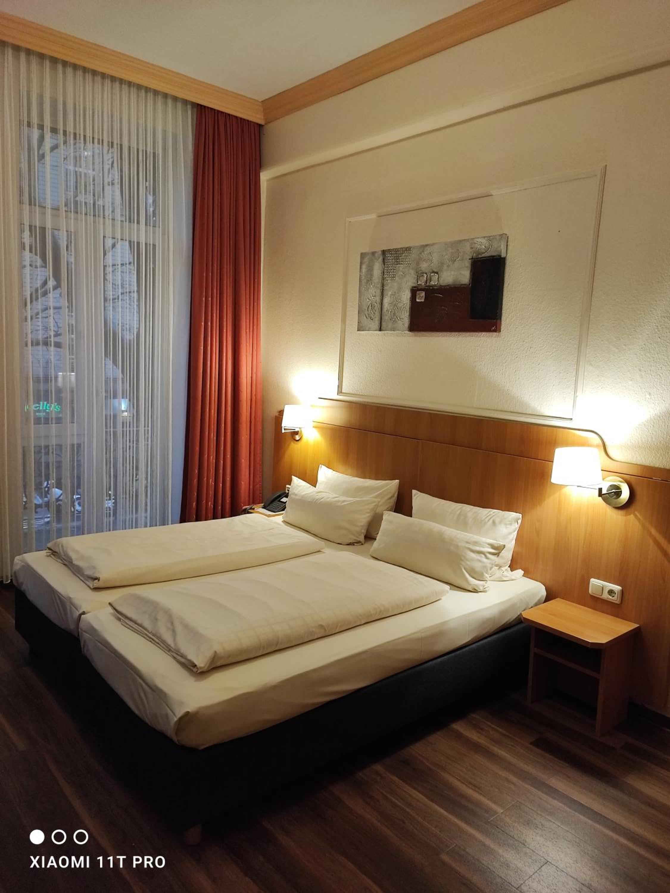 Double or Twin Room with Air Conditioning - Photo 11