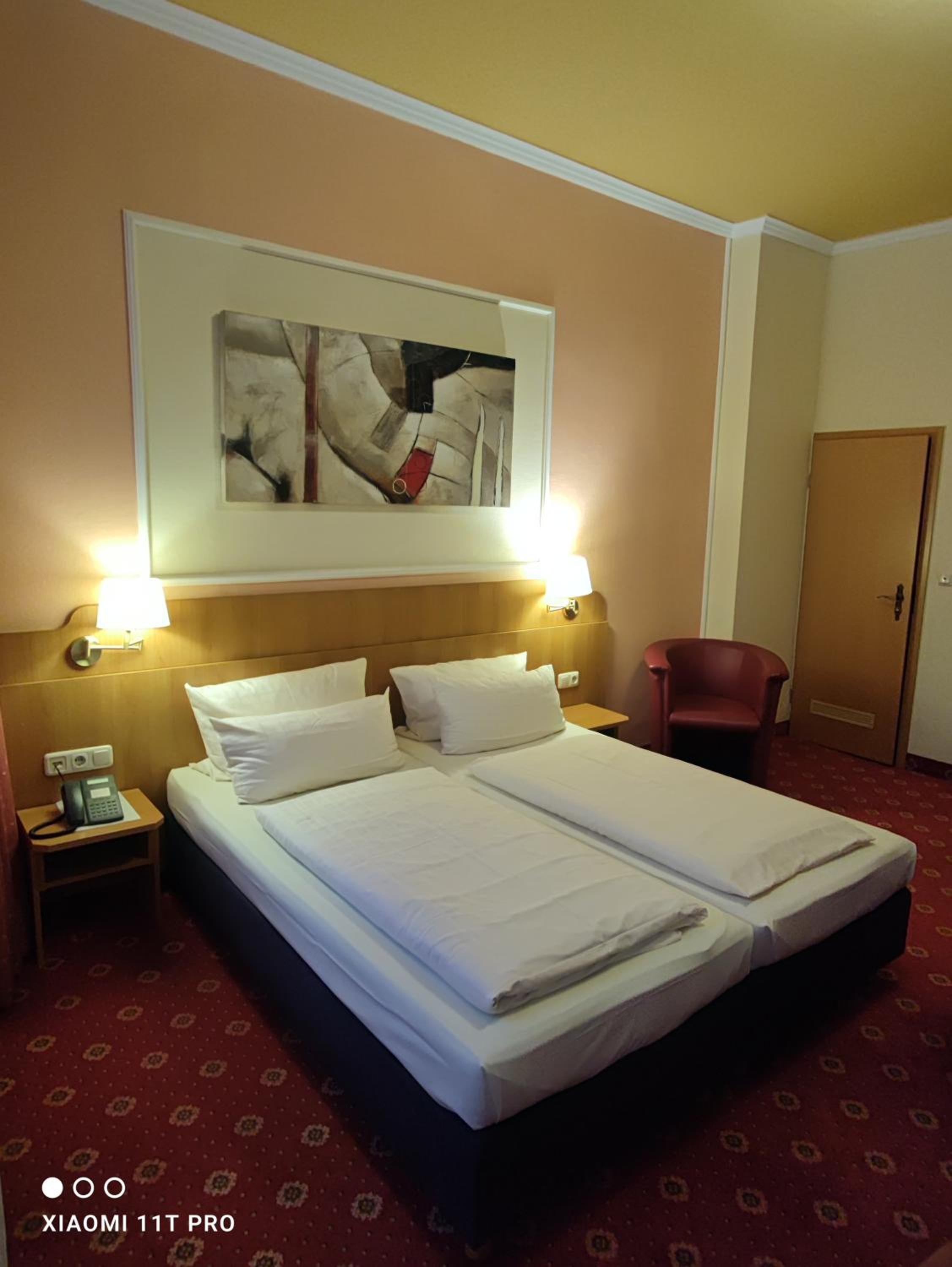 Double or Twin Room with Air Conditioning - Photo 2