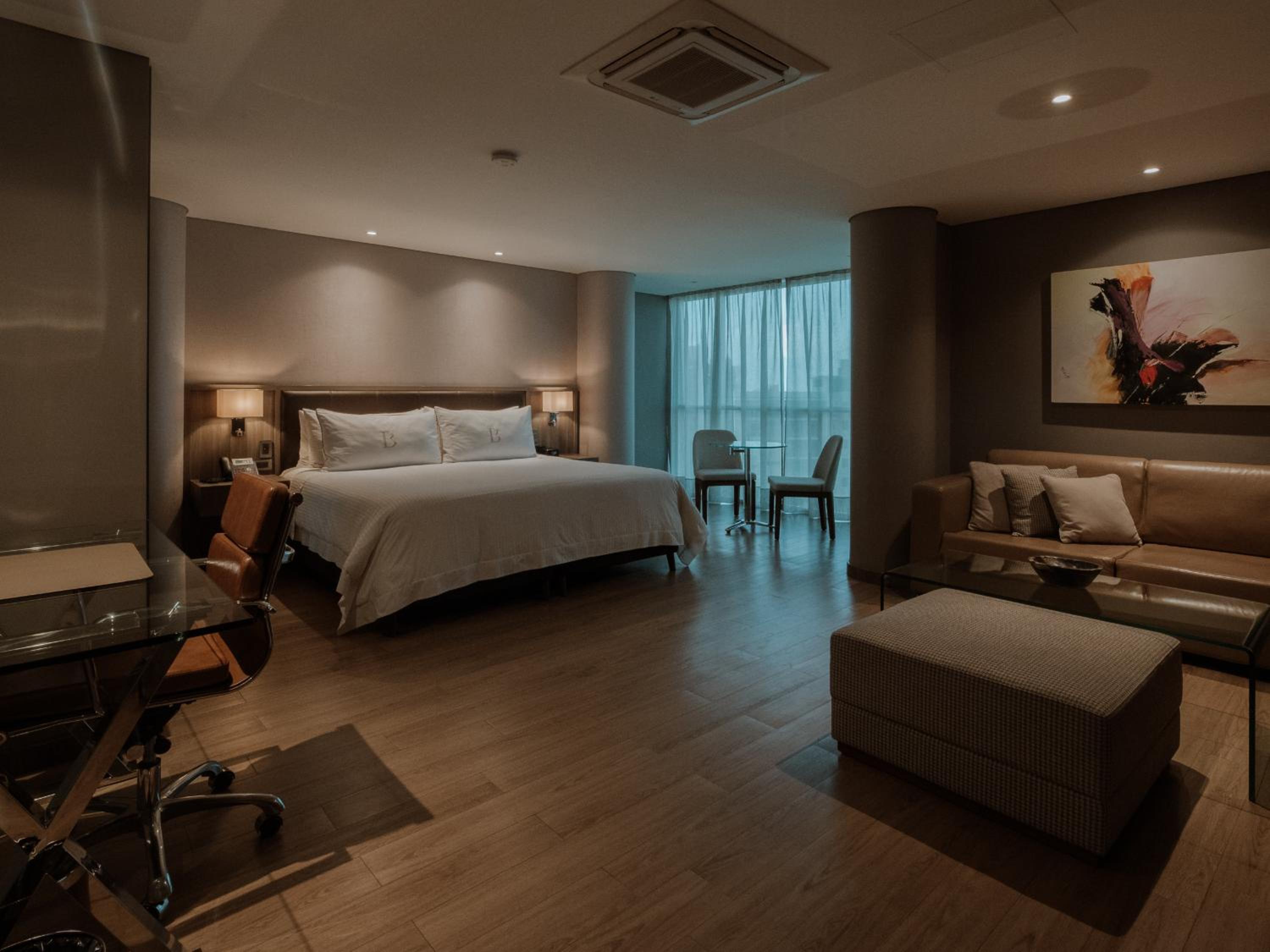 Junior Suite Deluxe city view photo 3