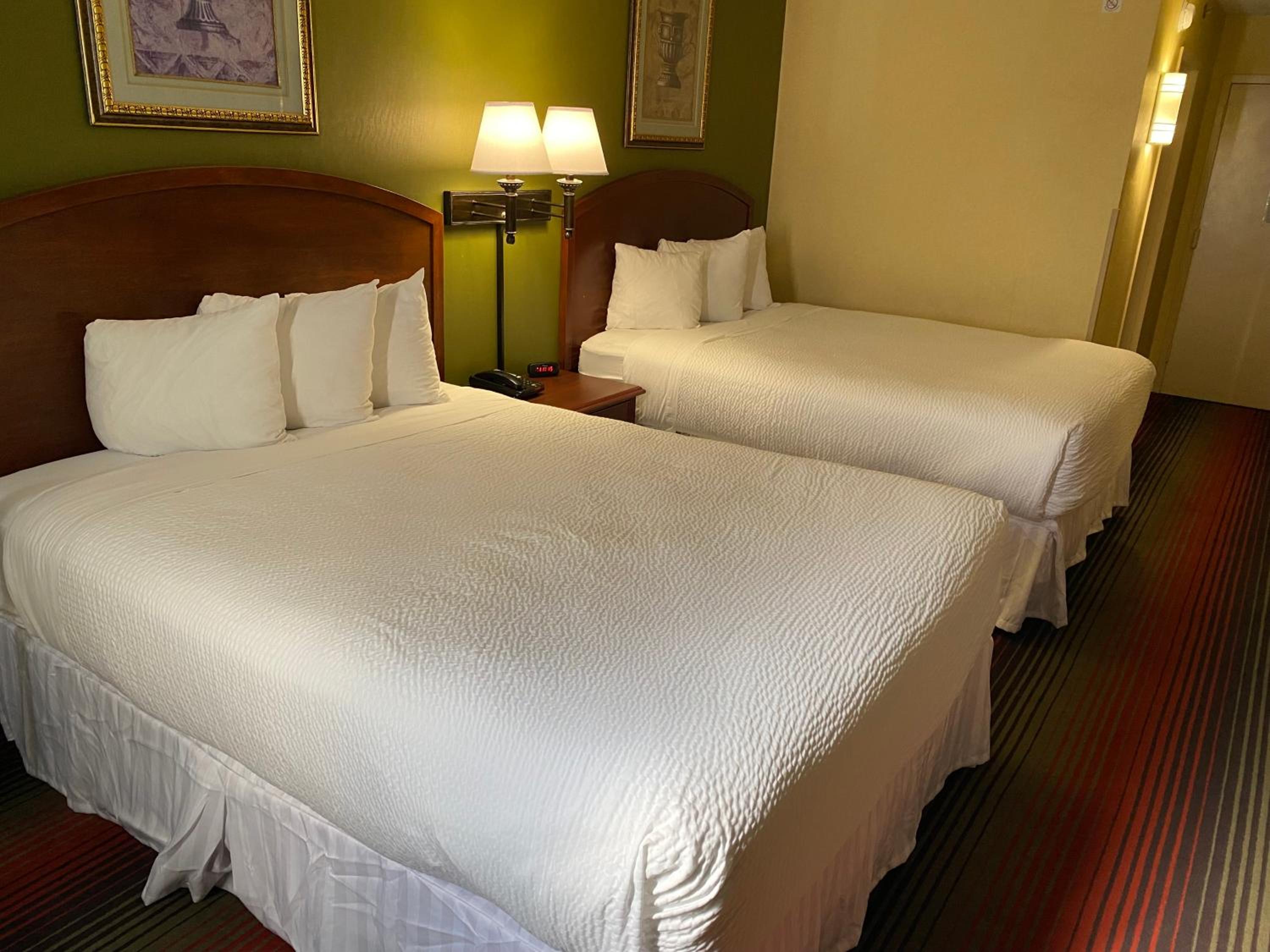 Queen Room with Two Queen Beds - Non-Smoking - Photo 5