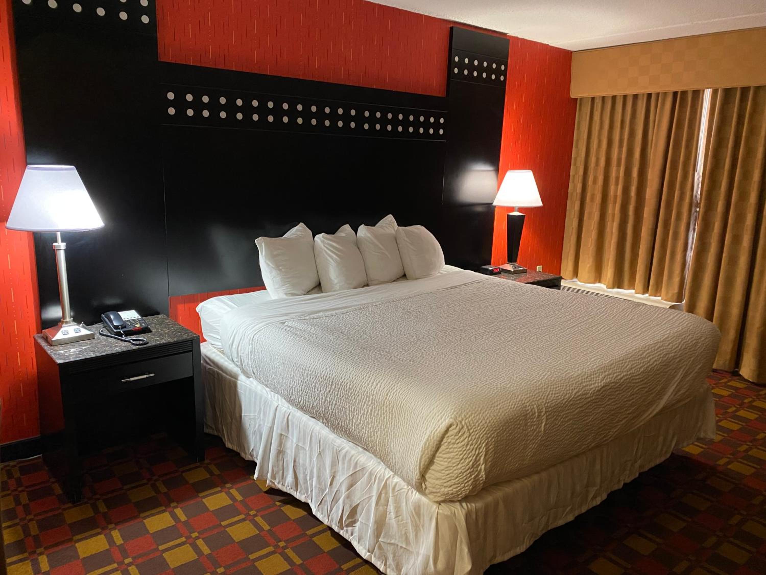 King Room - Non-Smoking - Photo 2