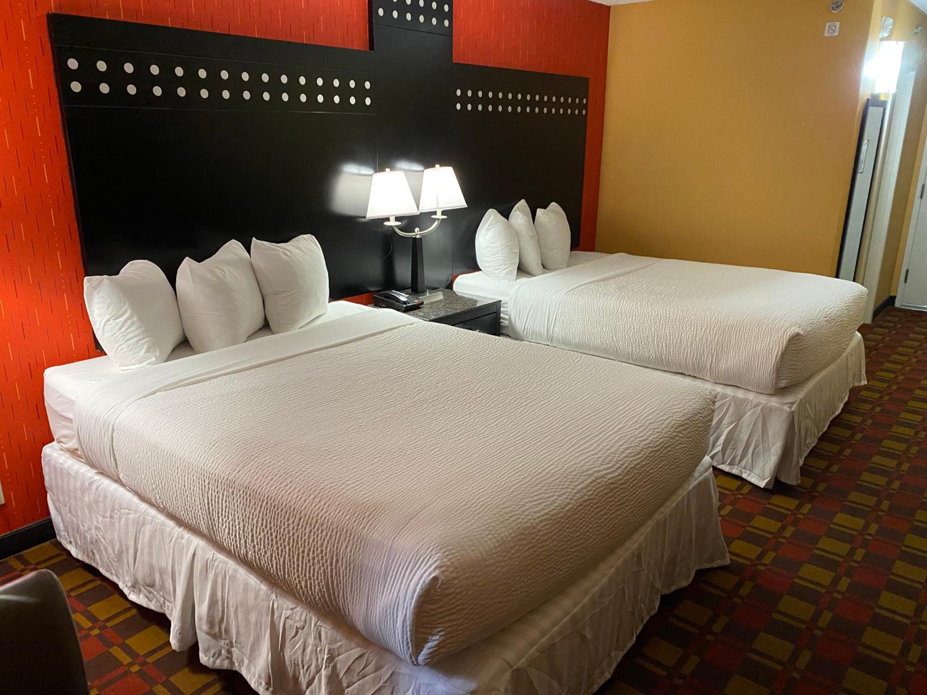 Queen Room with Two Queen Beds - Non-Smoking - Photo 6