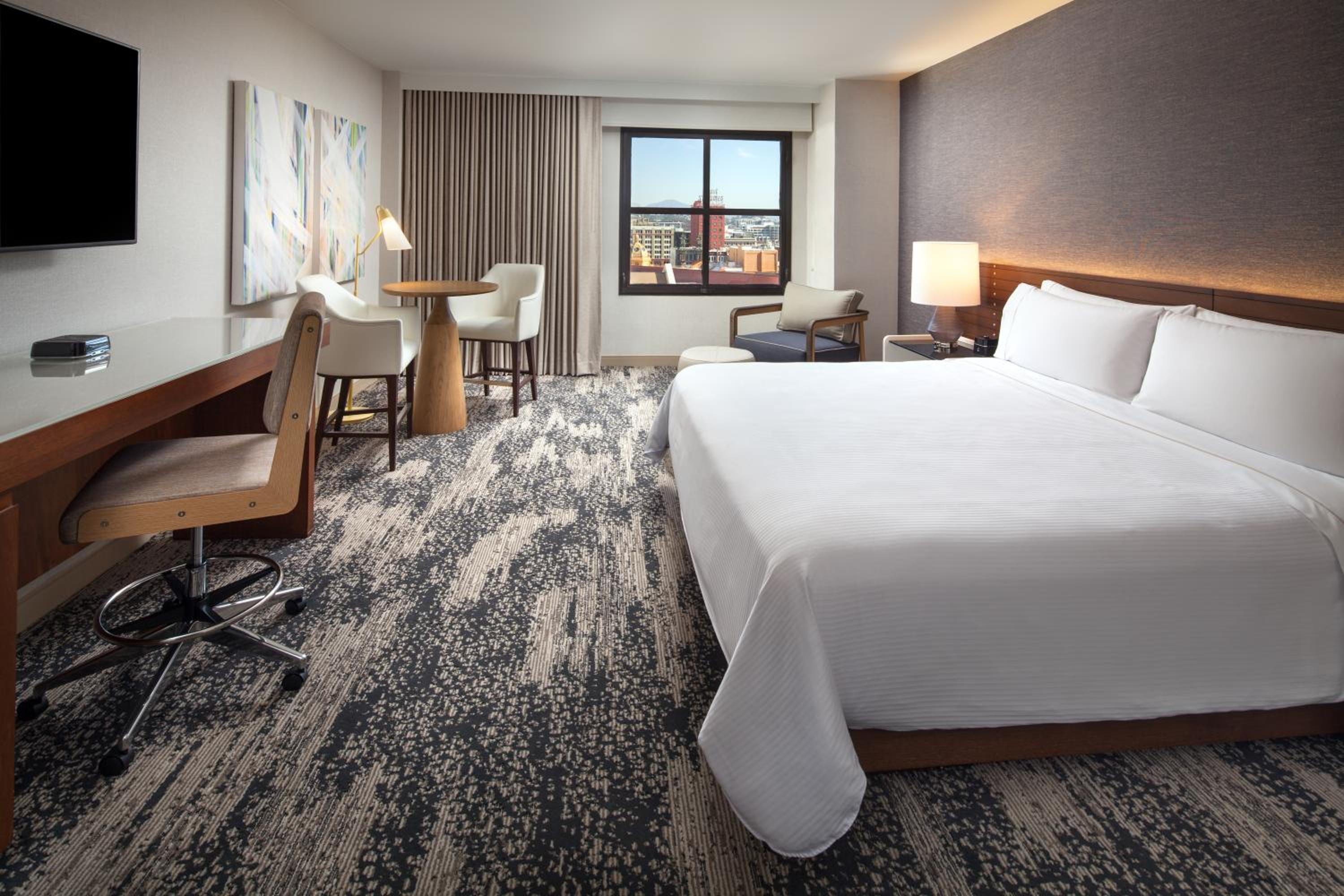 Deluxe, Guest room, 1 King - Photo 1