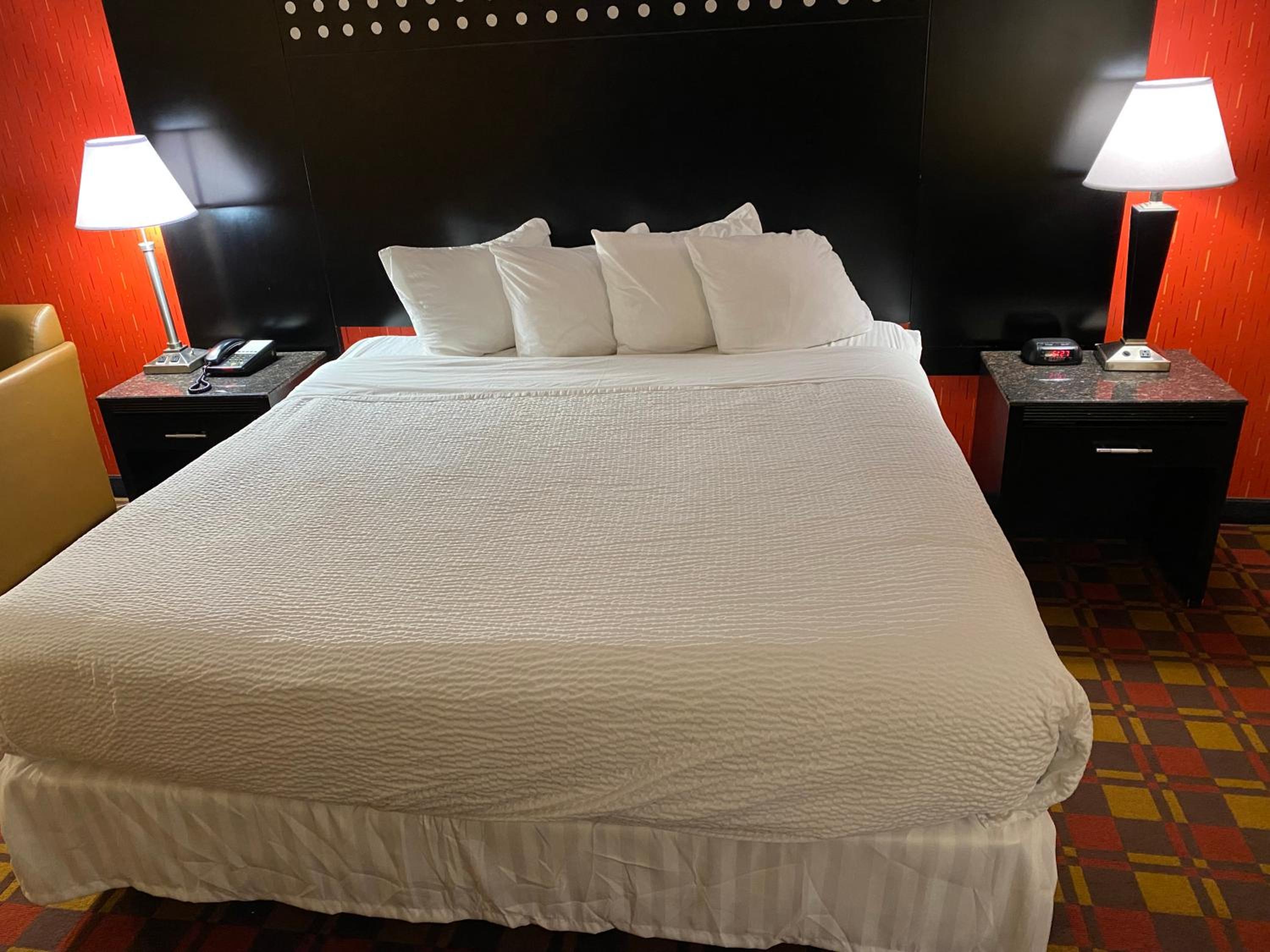 King Room - Non-Smoking - Photo 6