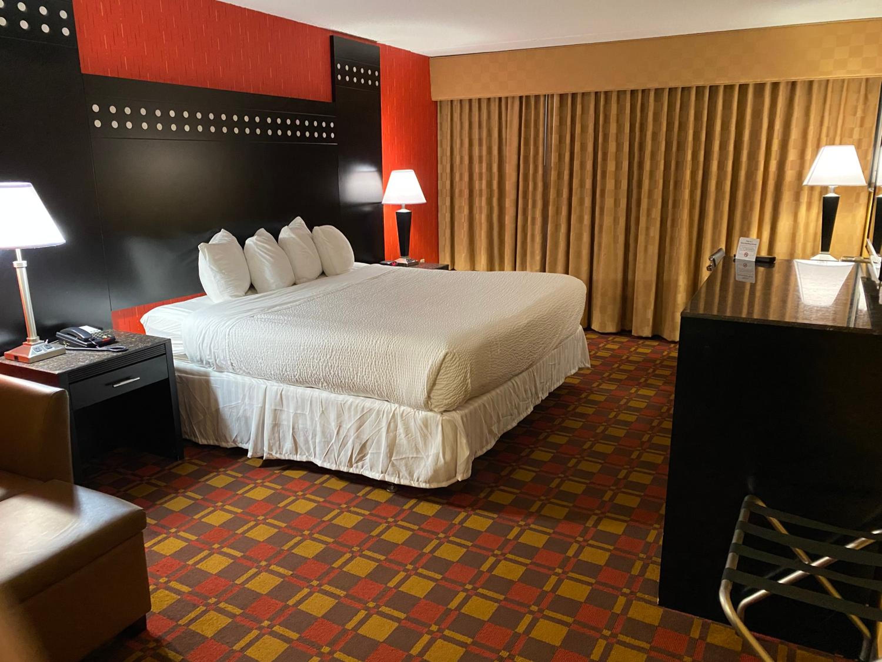 King Room - Non-Smoking - Photo 5