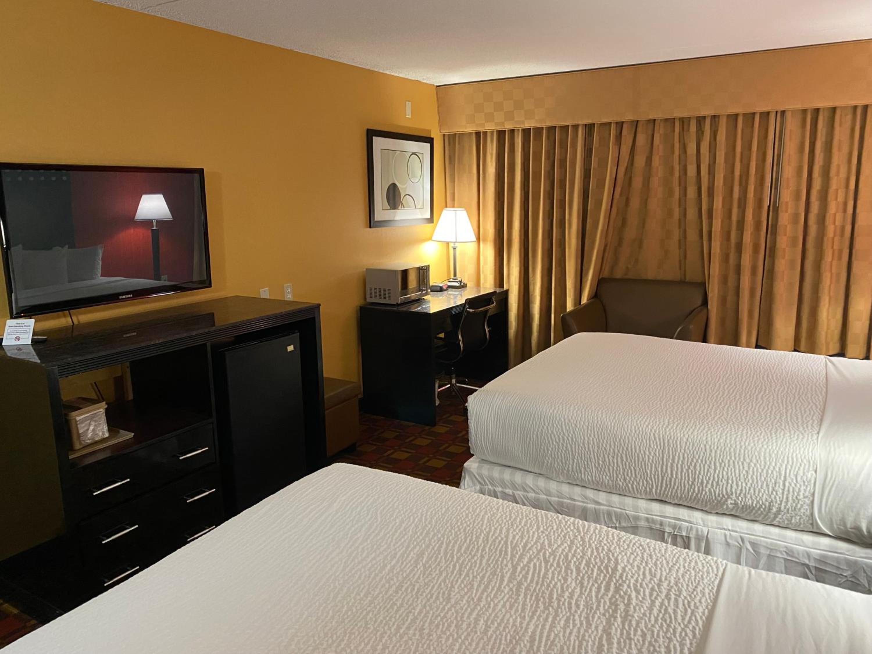 Queen Room with Two Queen Beds - Non-Smoking - Photo 4