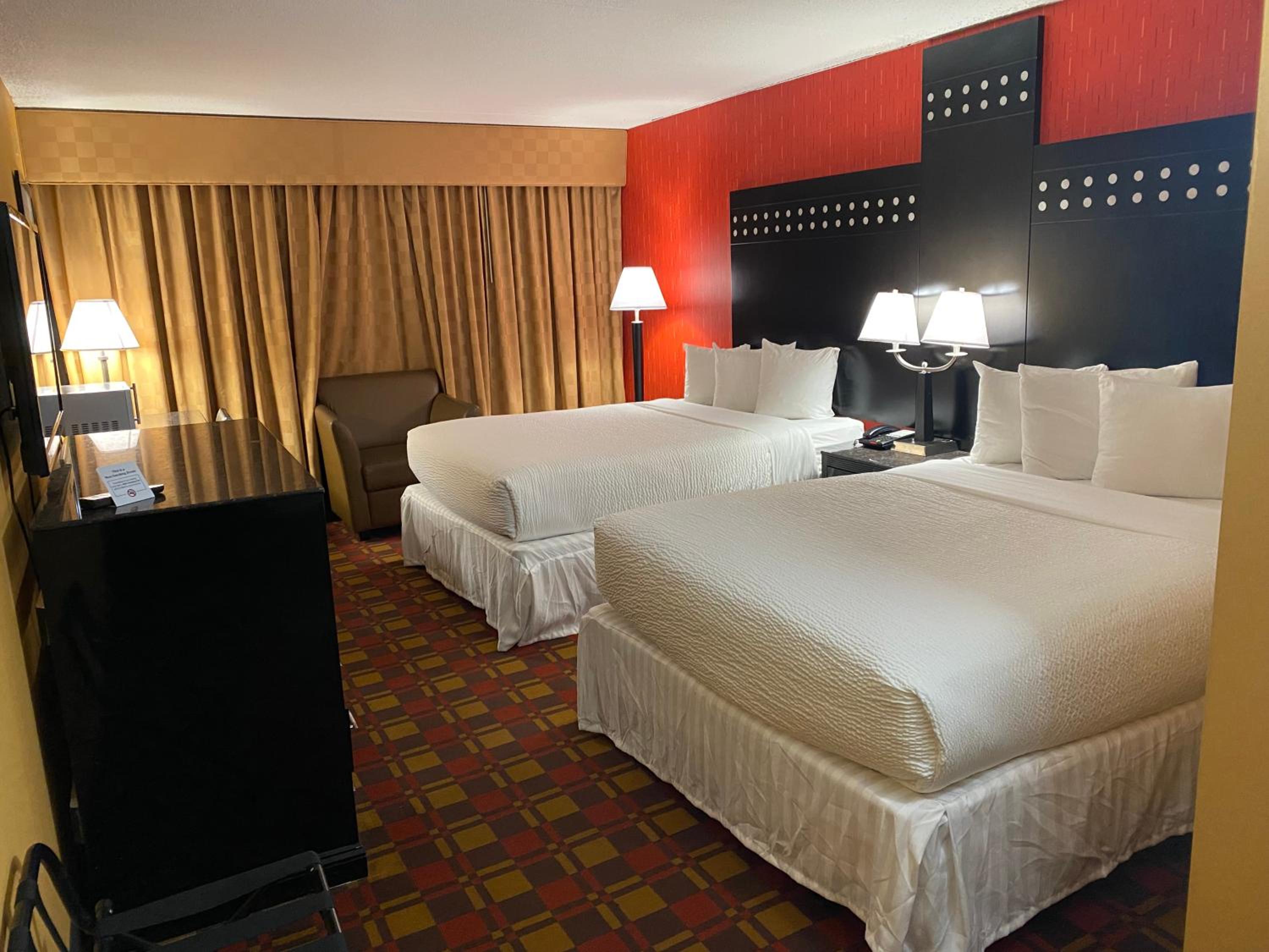 Queen Room with Two Queen Beds - Non-Smoking - Photo 3