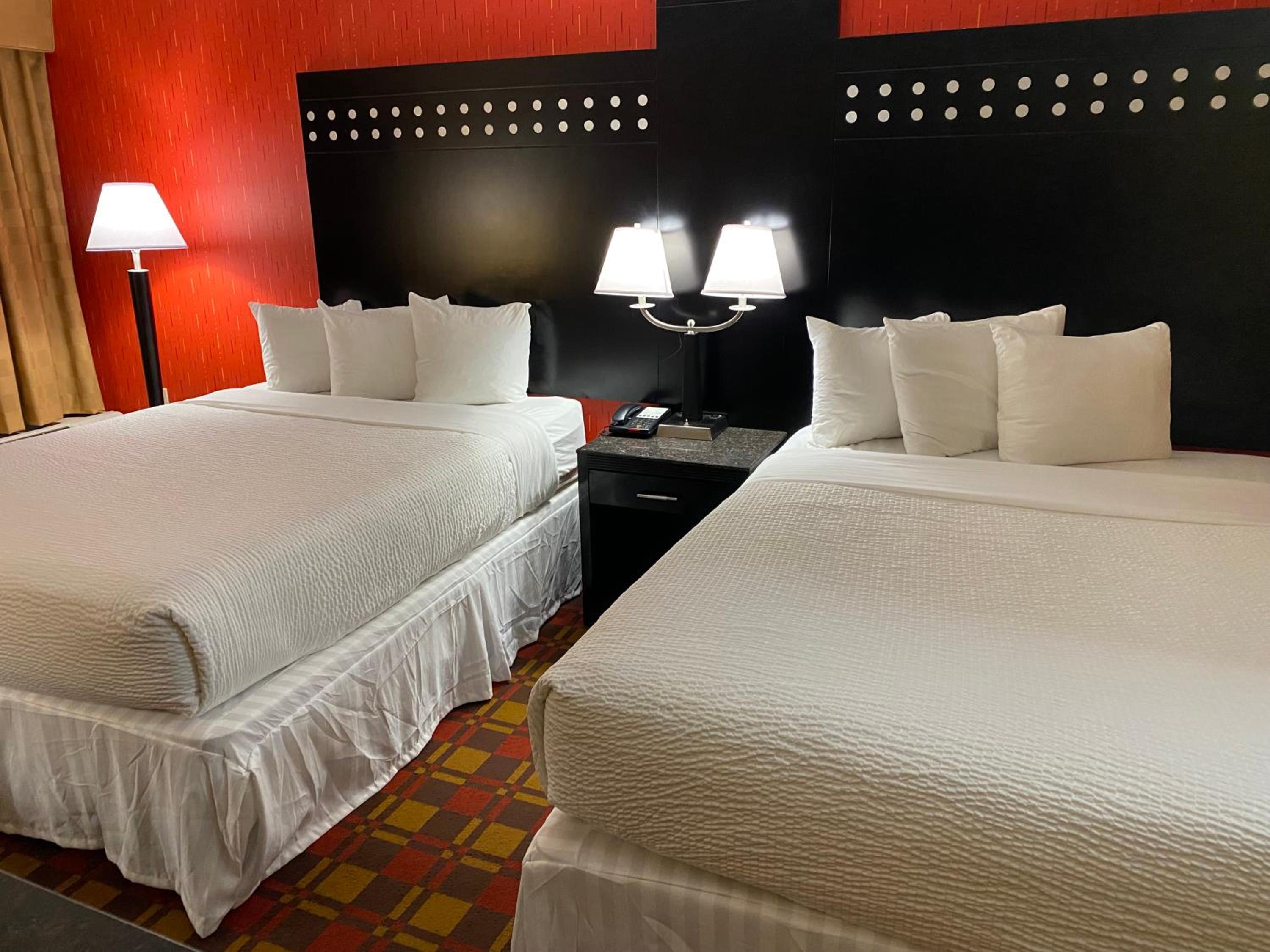 Queen Room with Two Queen Beds - Non-Smoking - Photo 2