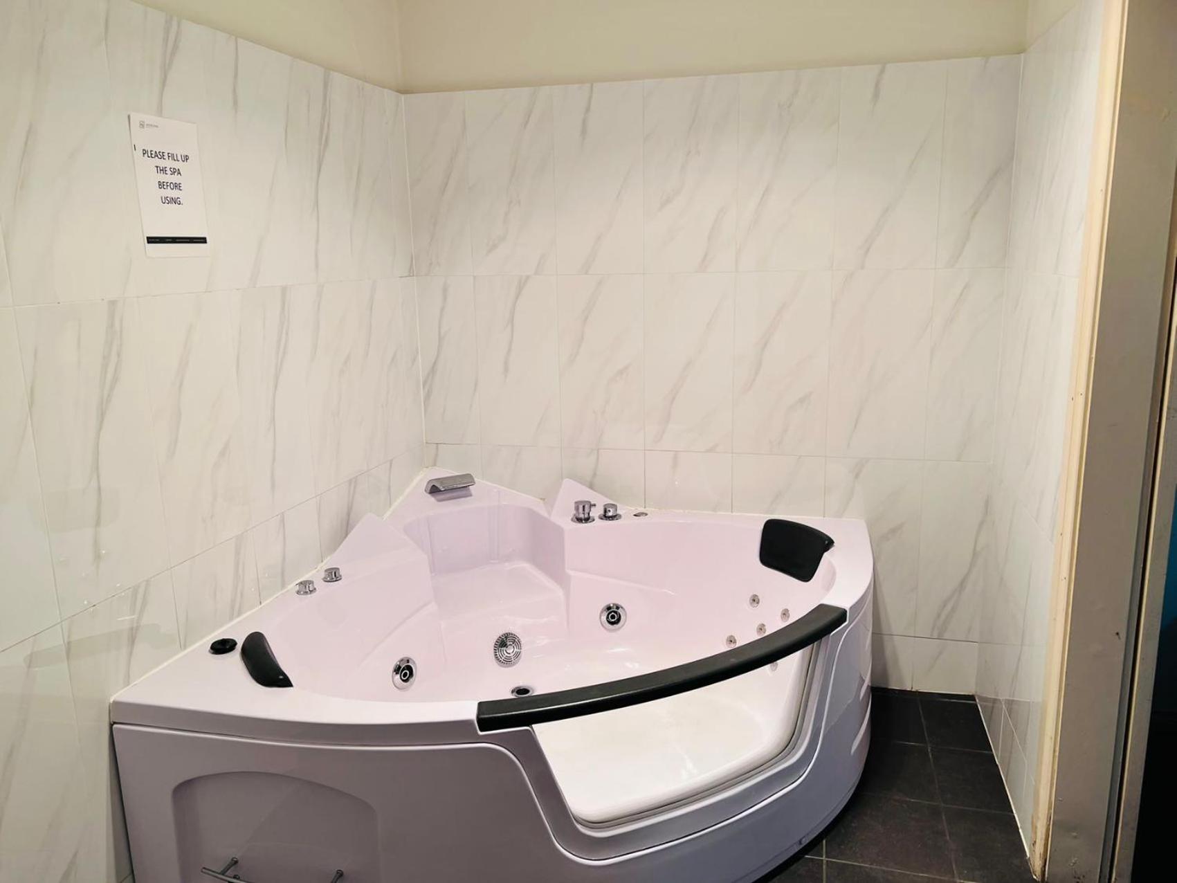 Deluxe Double or Twin Room with Spa Bath - Photo 4