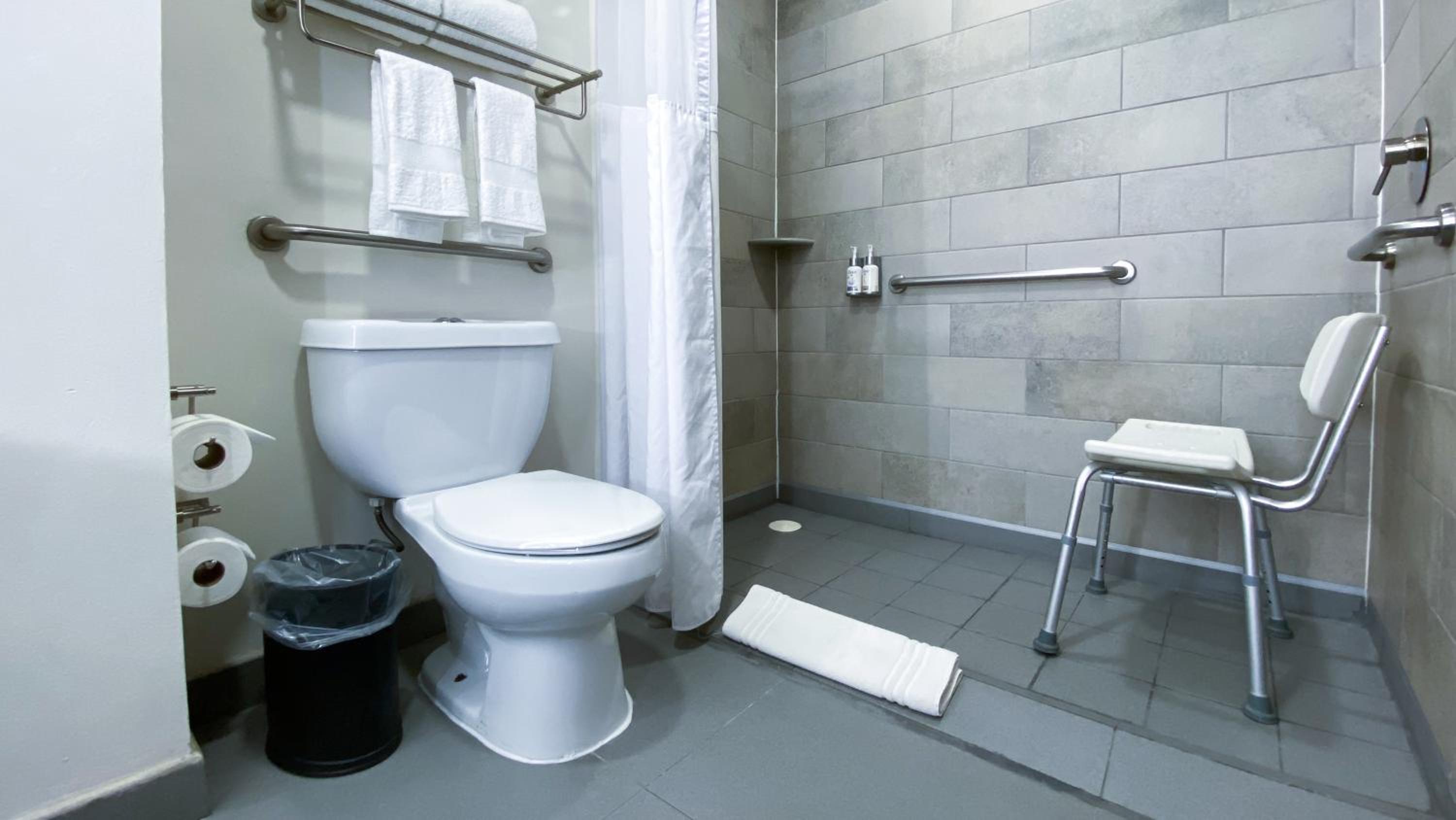 Standard King Room - Accessible photo 2