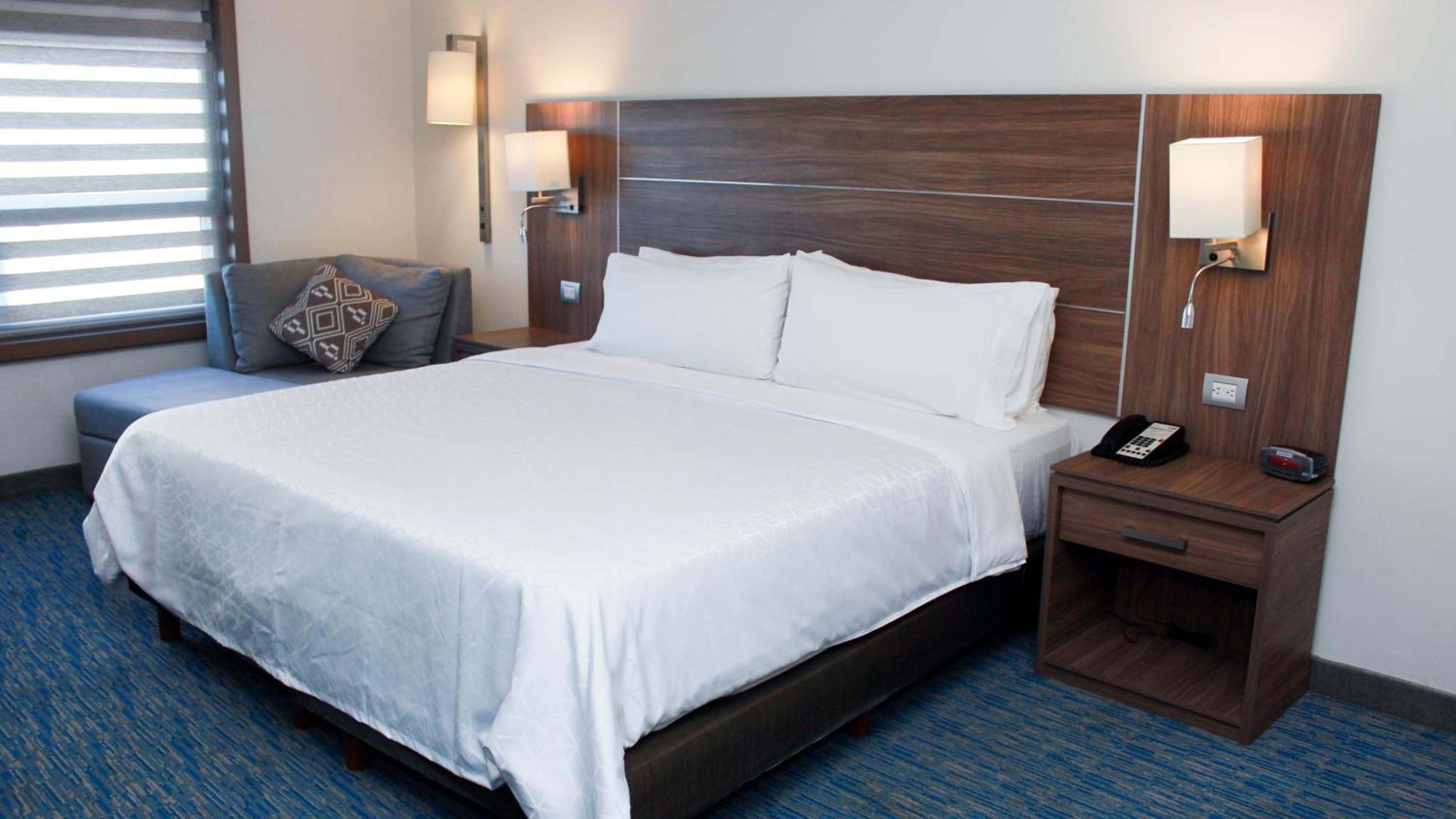 Standard King Room - Accessible photo 1