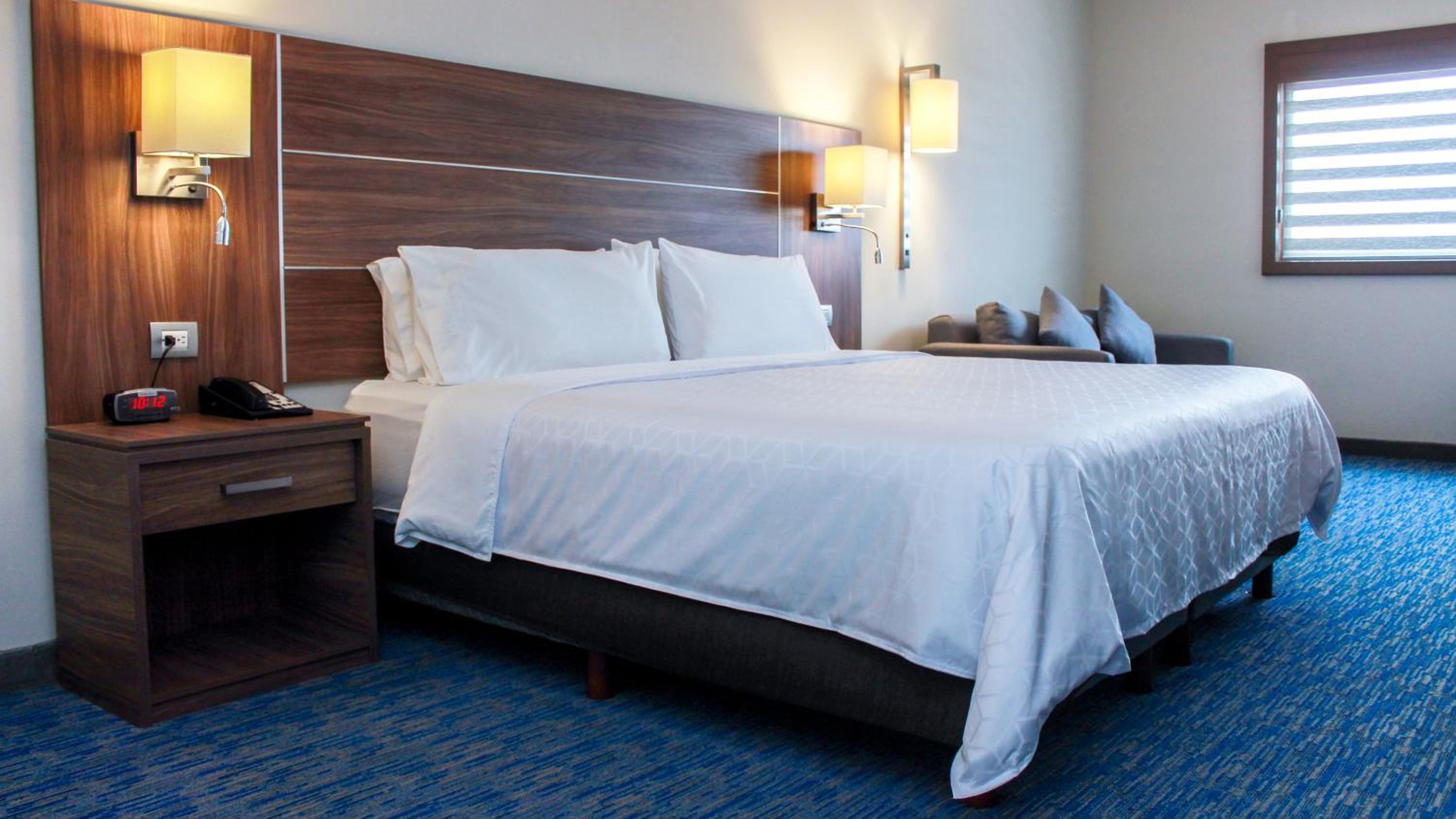 Junior King Suite photo 1