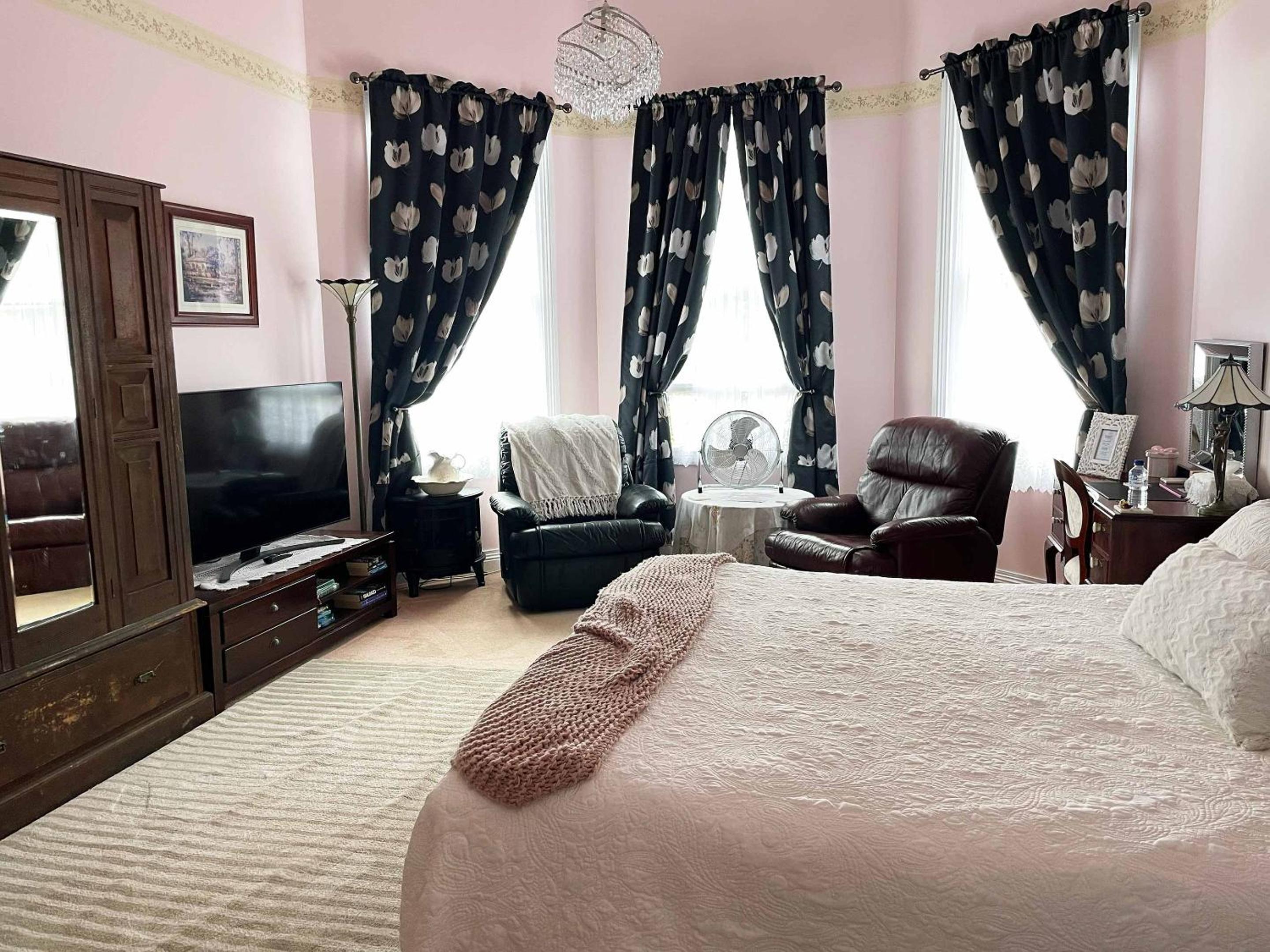 Premier King Room photo 1