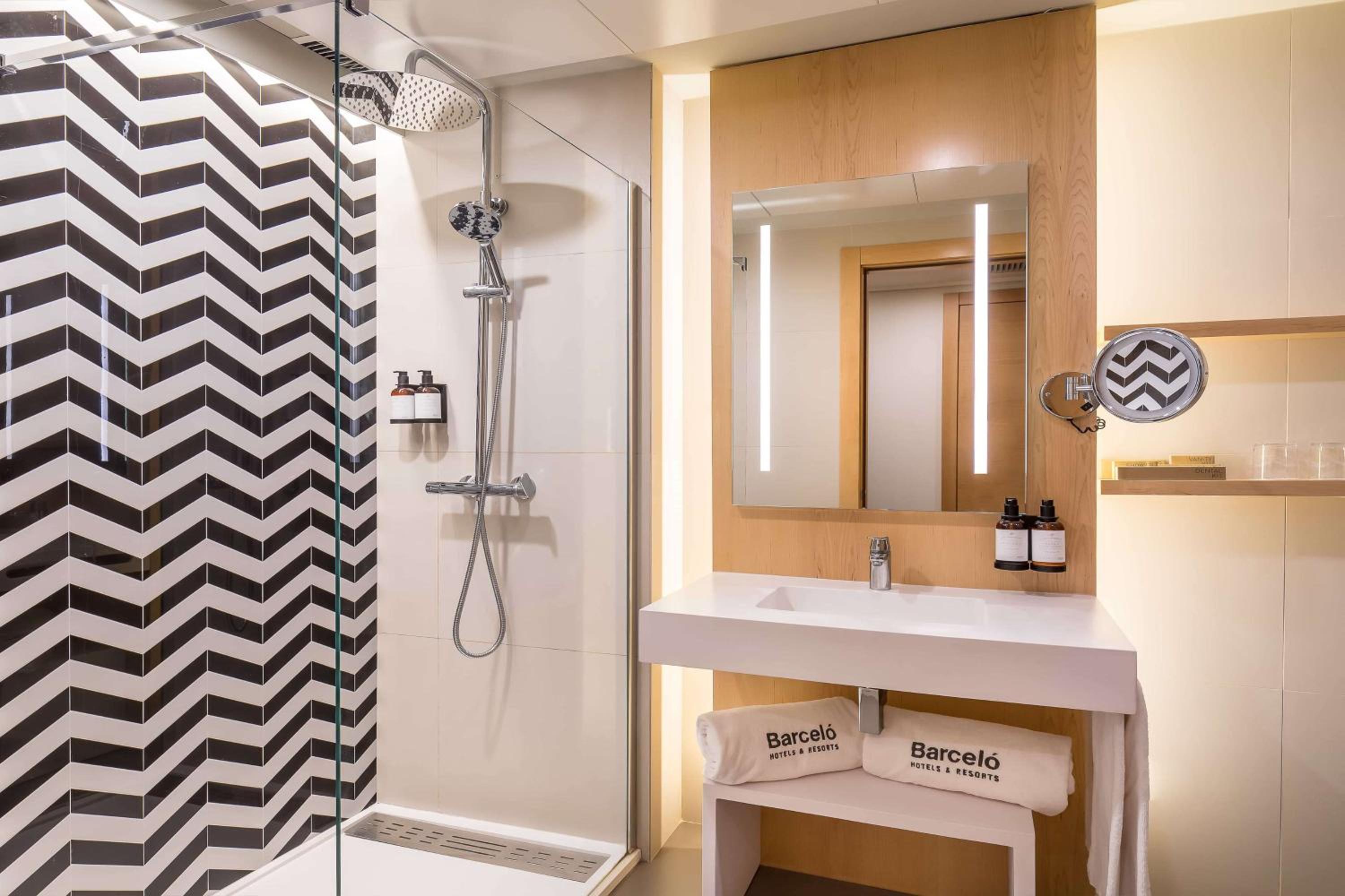 Superior Triple Room (2 Adults + 1 Child) - Photo 11