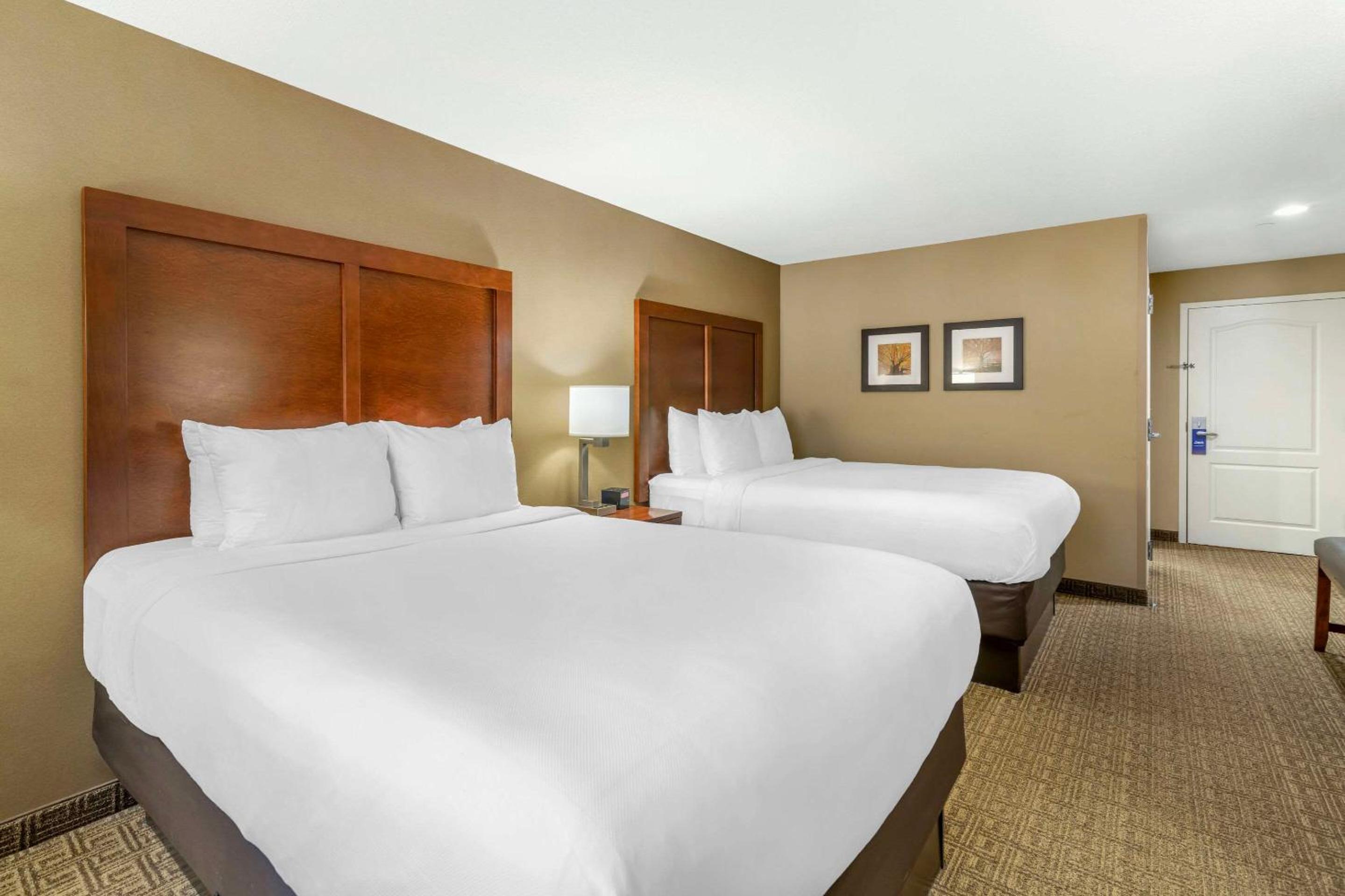 Queen Room with Two Queen Beds - Non-Smoking - Photo 2