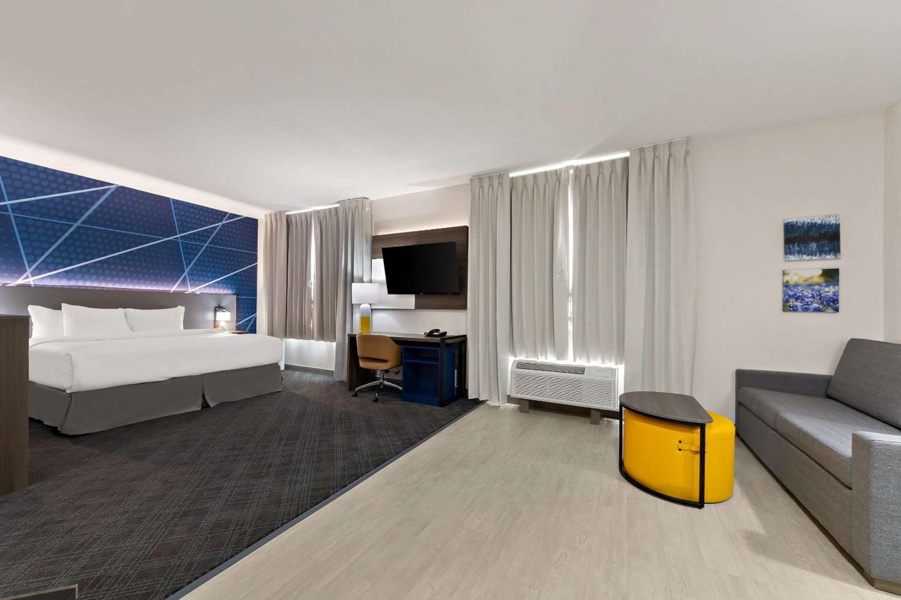 Accessible King Suite with Sofabed - Non-Smoking