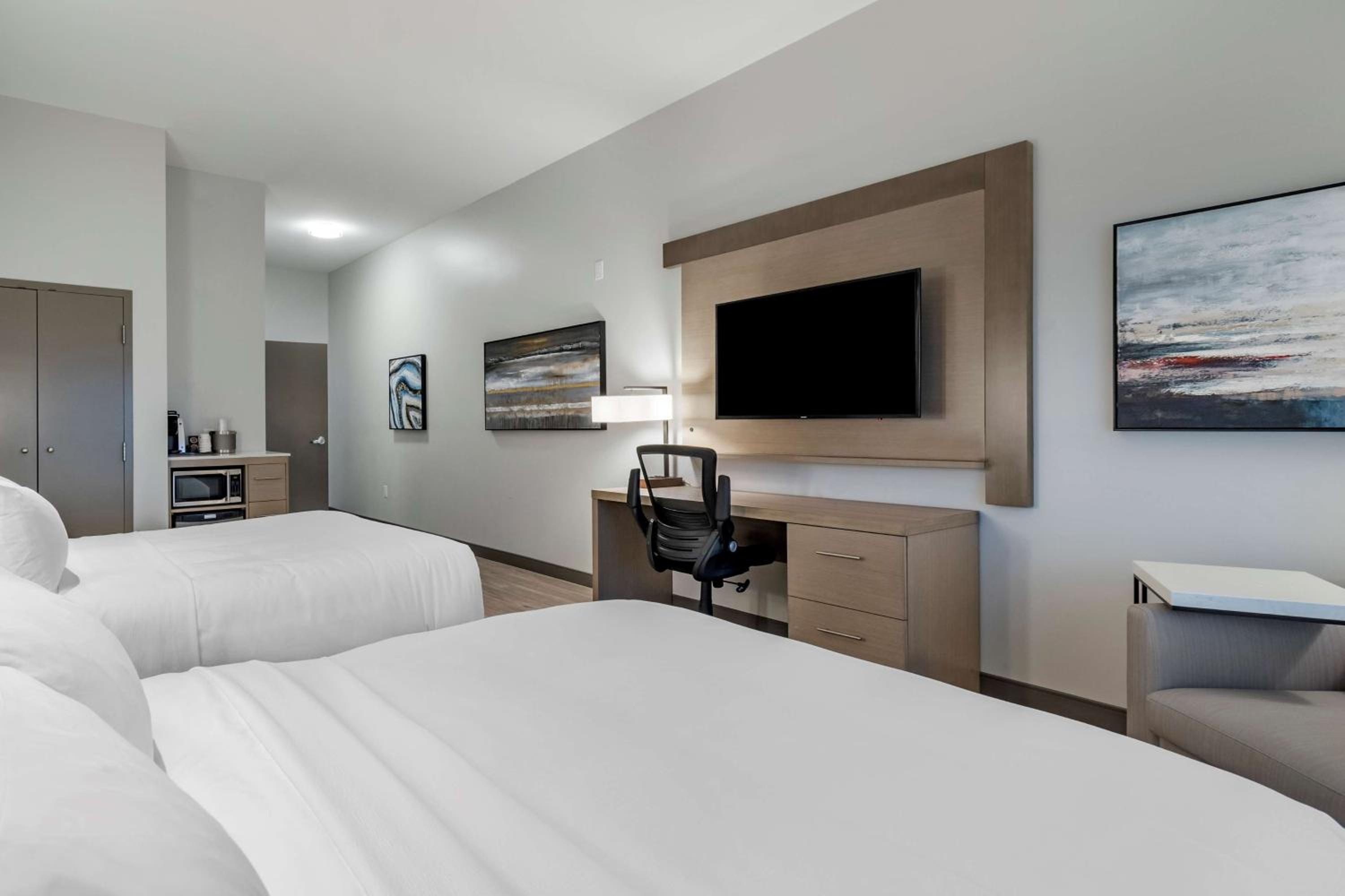 Queen Room with Two Queen Beds and Roll-In Shower - Disability Access - Photo 2