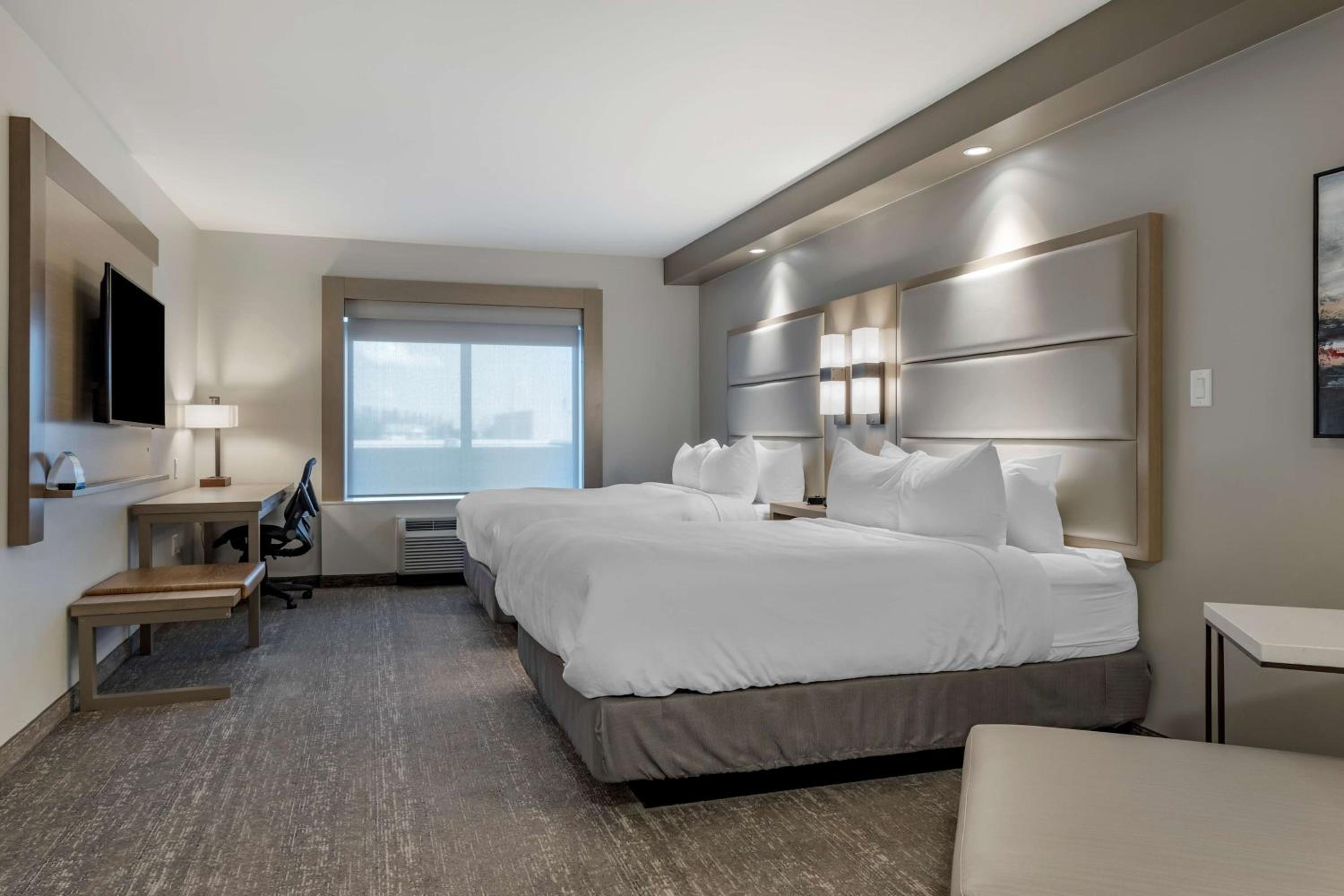 Queen Room with Two Queen Beds - Photo 6