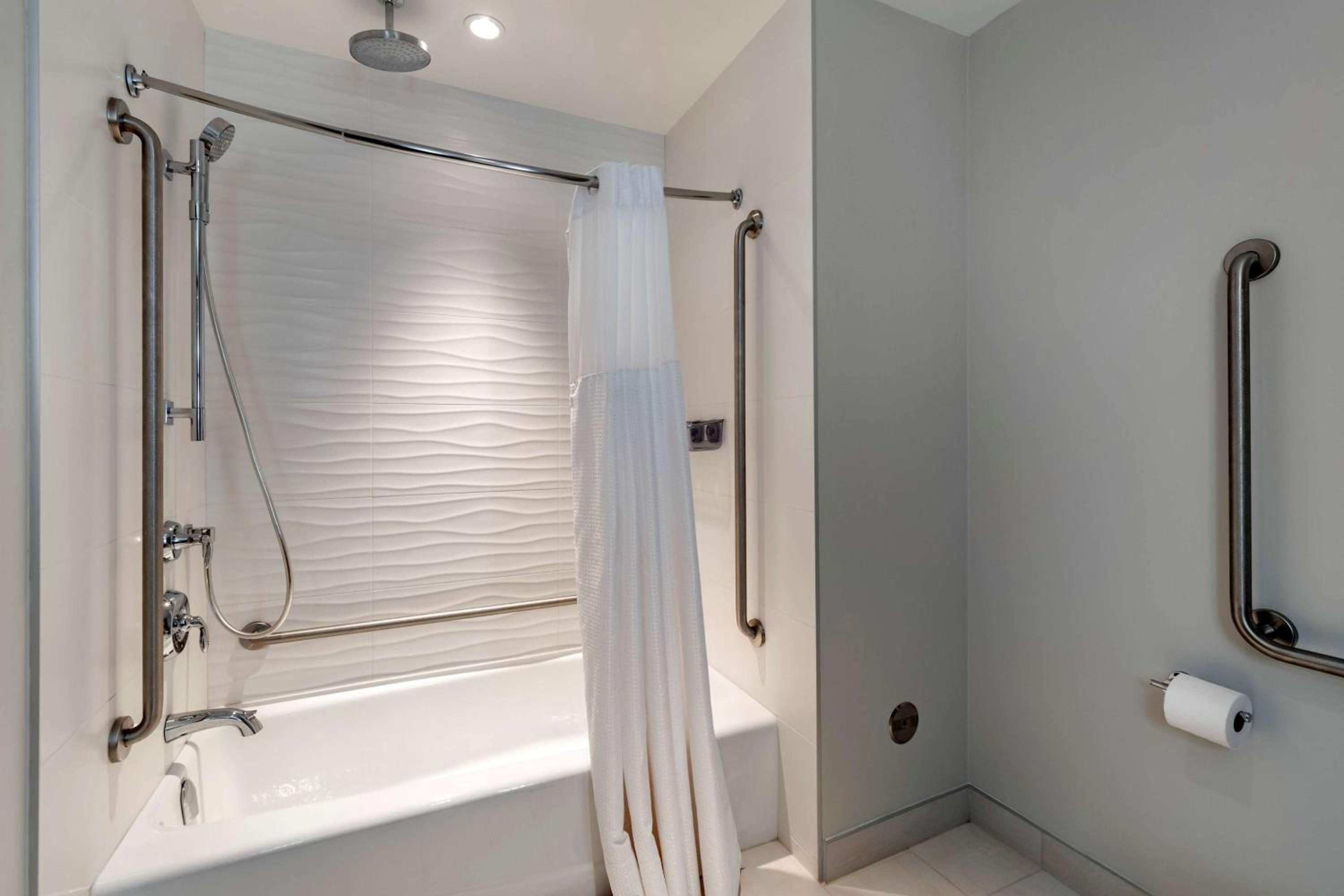 Queen Room with Two Queen Beds and Roll-In Shower - Disability Access - Photo 3