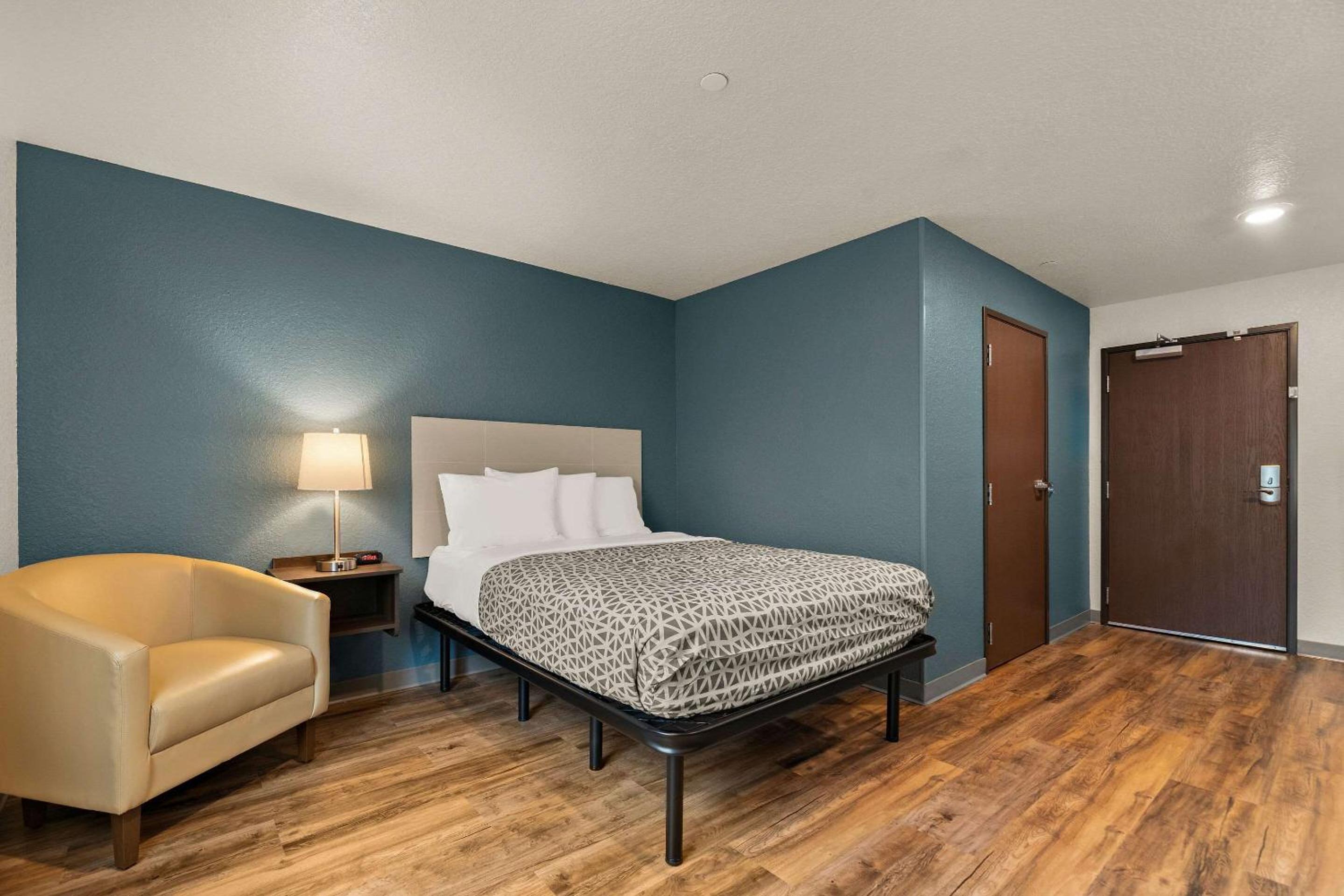 Queen Suite - Non Smoking - Photo 4