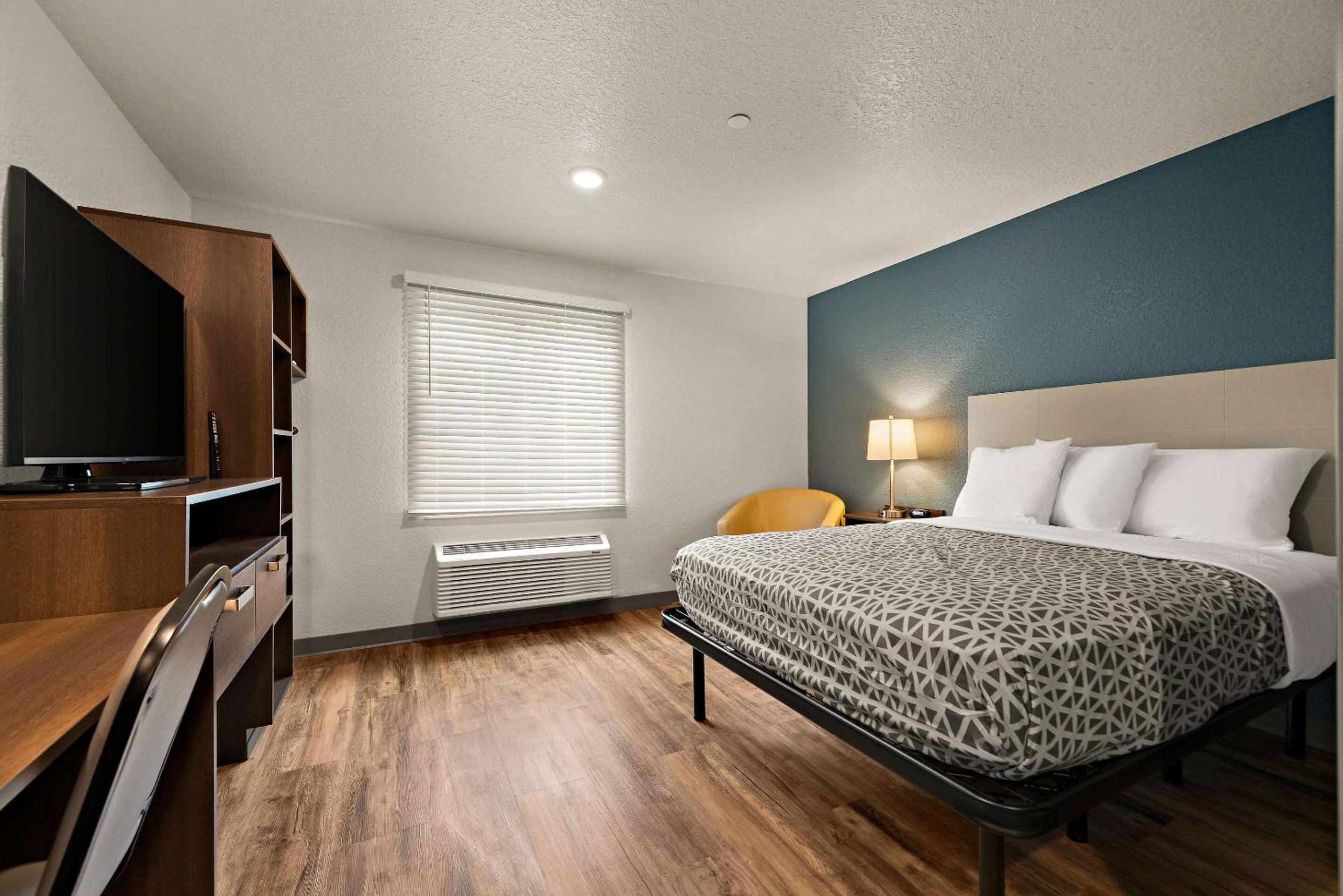 King Suite with Sofa - Non Smoking - Photo 9