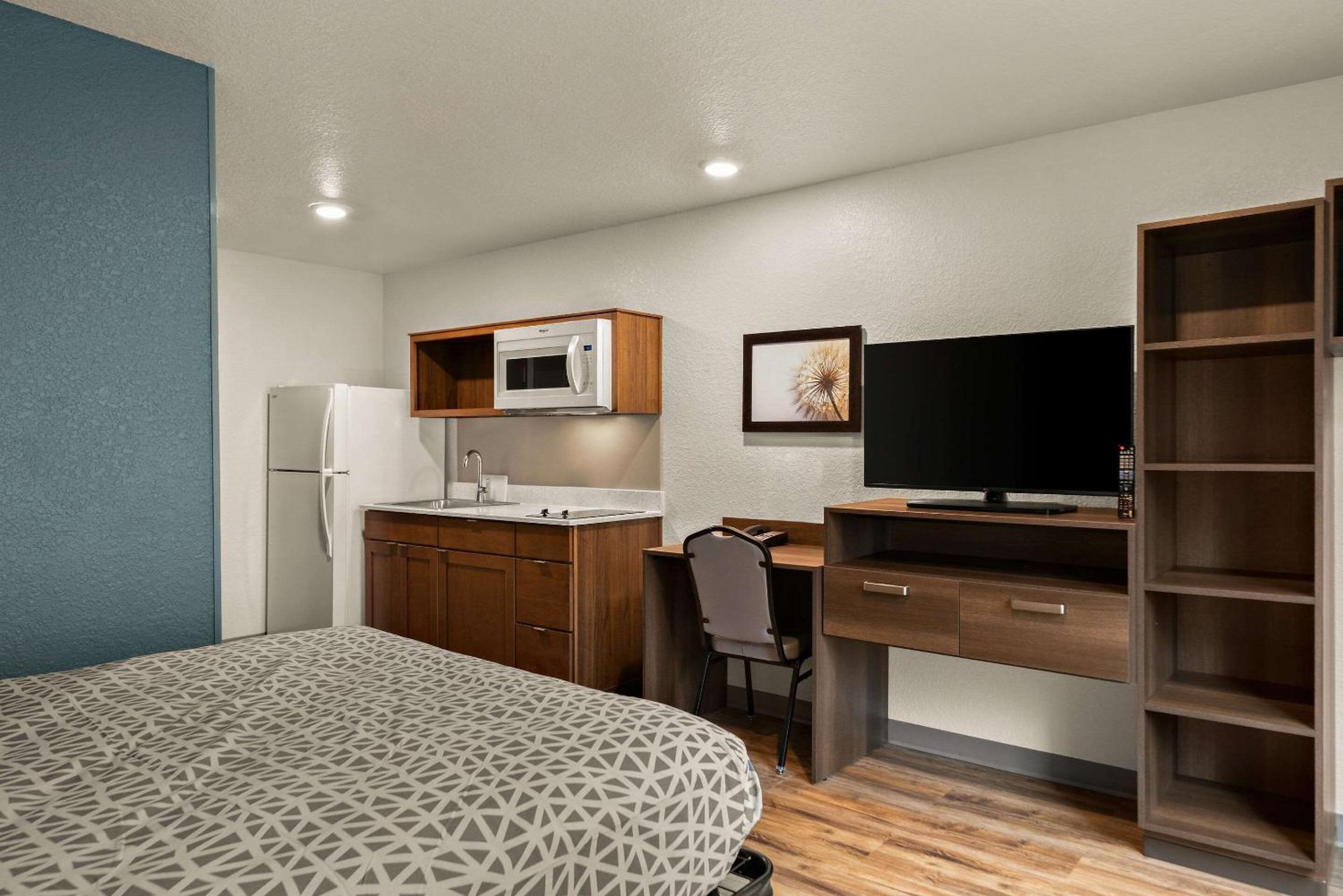 Queen Suite - Non Smoking - Photo 3