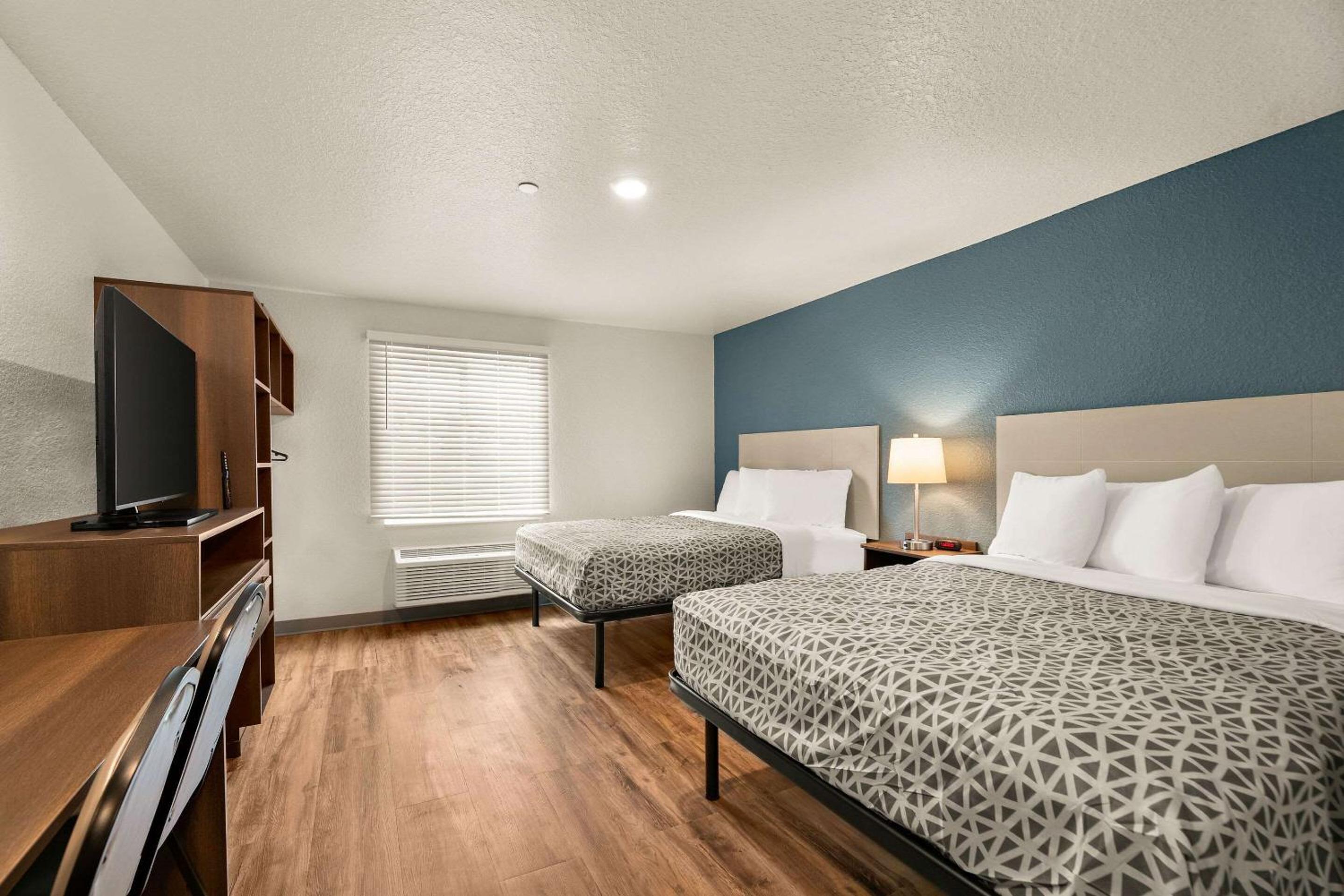 Queen Suite with Two Queen Beds and Tub - Disability Access/Non Smoking - Photo 4