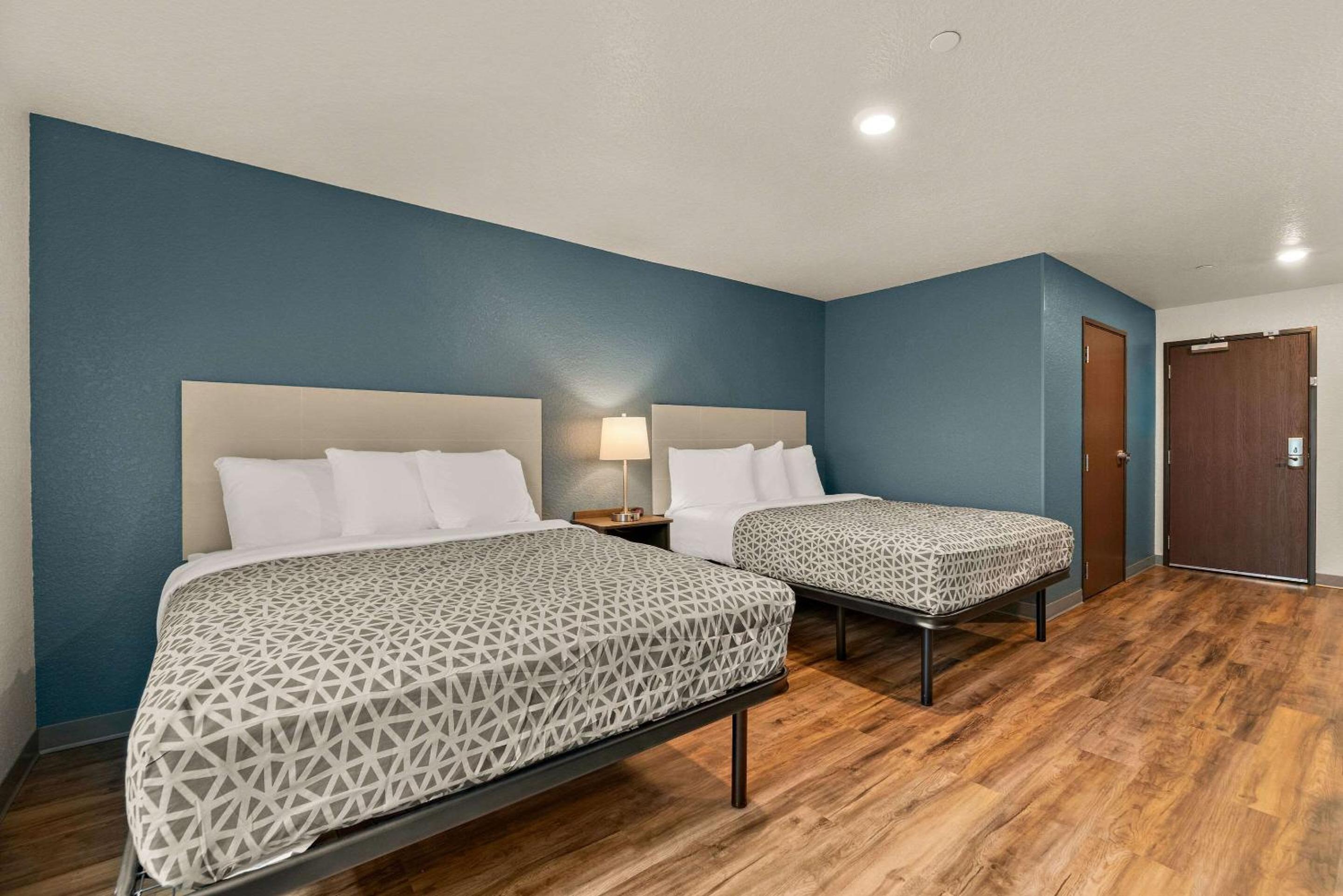 Queen Suite with Two Queen Beds and Tub - Disability Access/Non Smoking - Photo 5