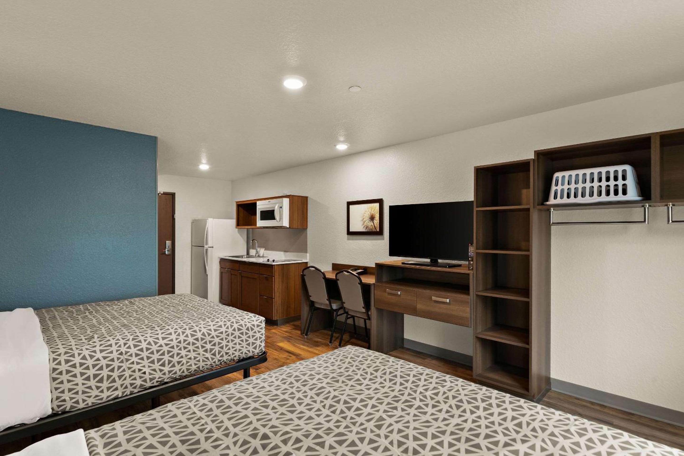 Queen Suite with Two Queen Beds and Tub - Disability Access/Non Smoking - Photo 6