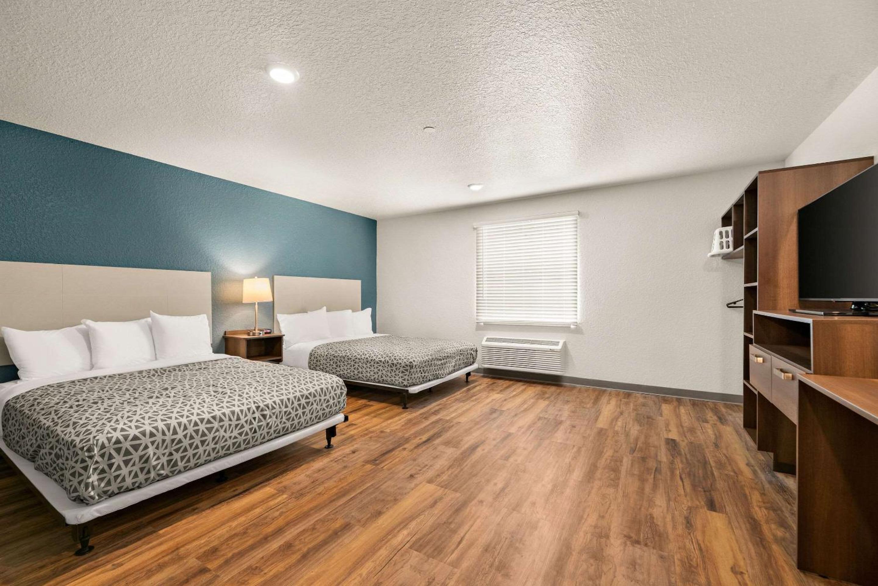Queen Suite with Two Queen Beds and Tub - Disability Access/Non Smoking - Photo 7