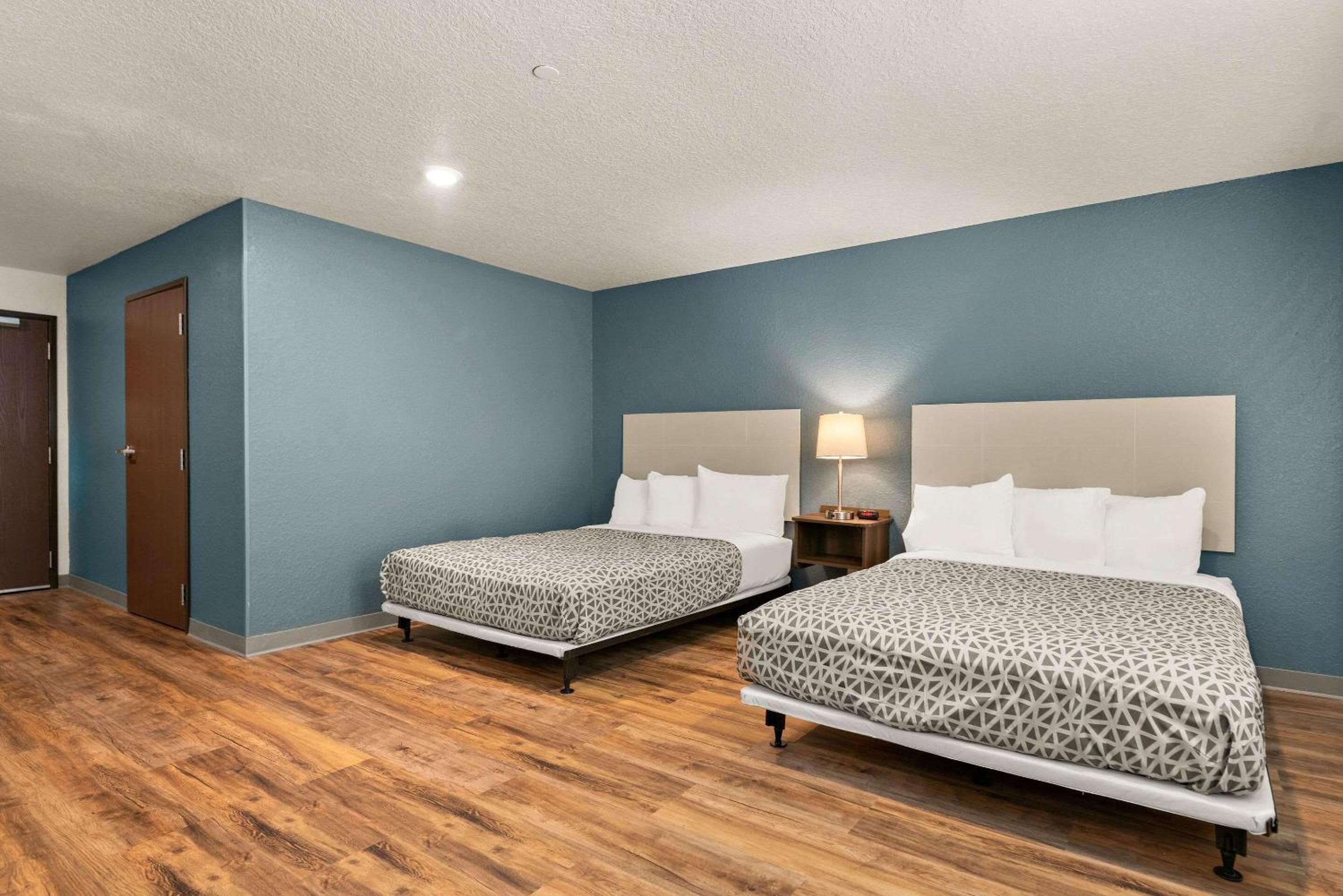 Queen Suite with Two Queen Beds and Tub - Disability Access/Non Smoking - Photo 8
