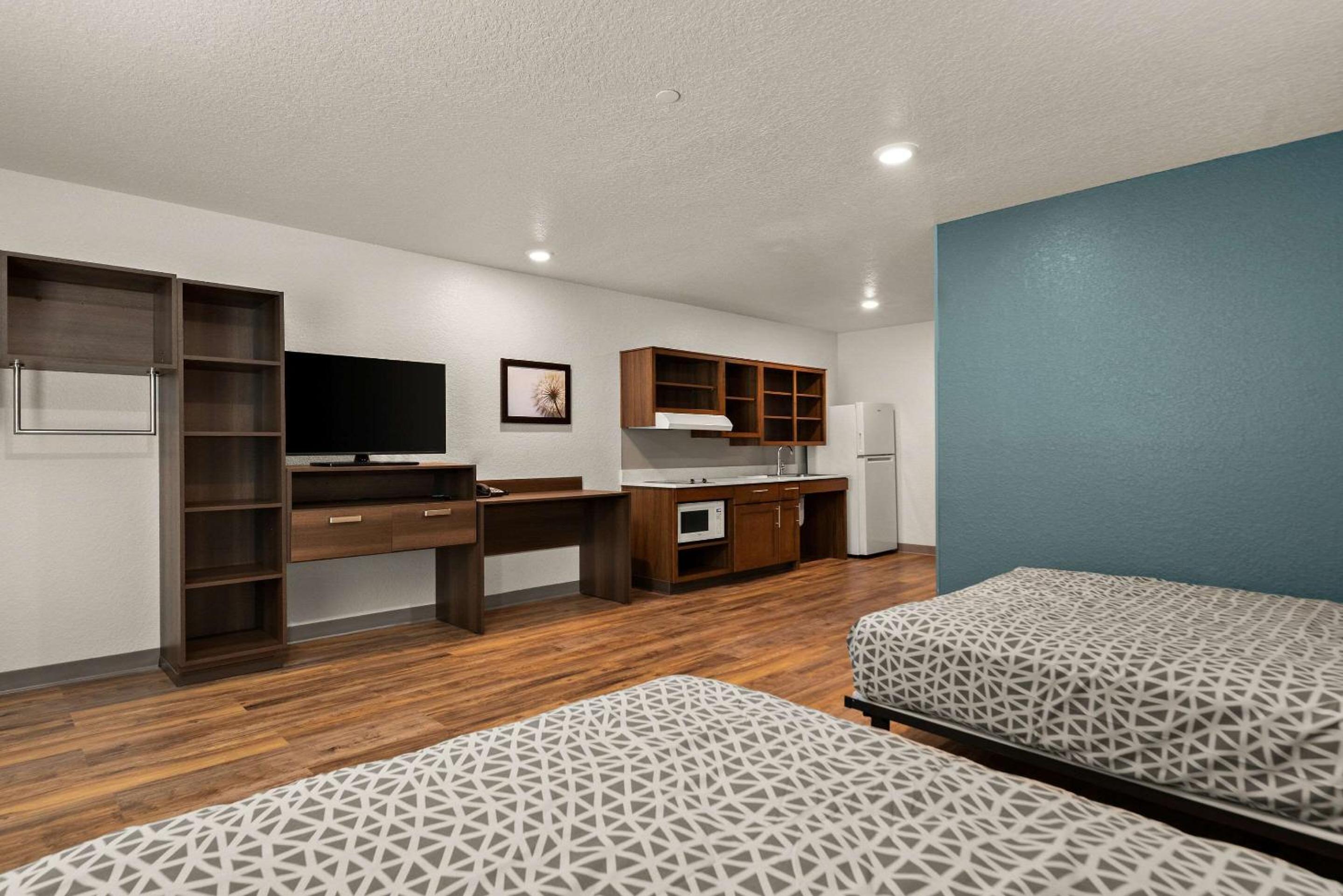 Queen Suite with Two Queen Beds and Tub - Disability Access/Non Smoking - Photo 9