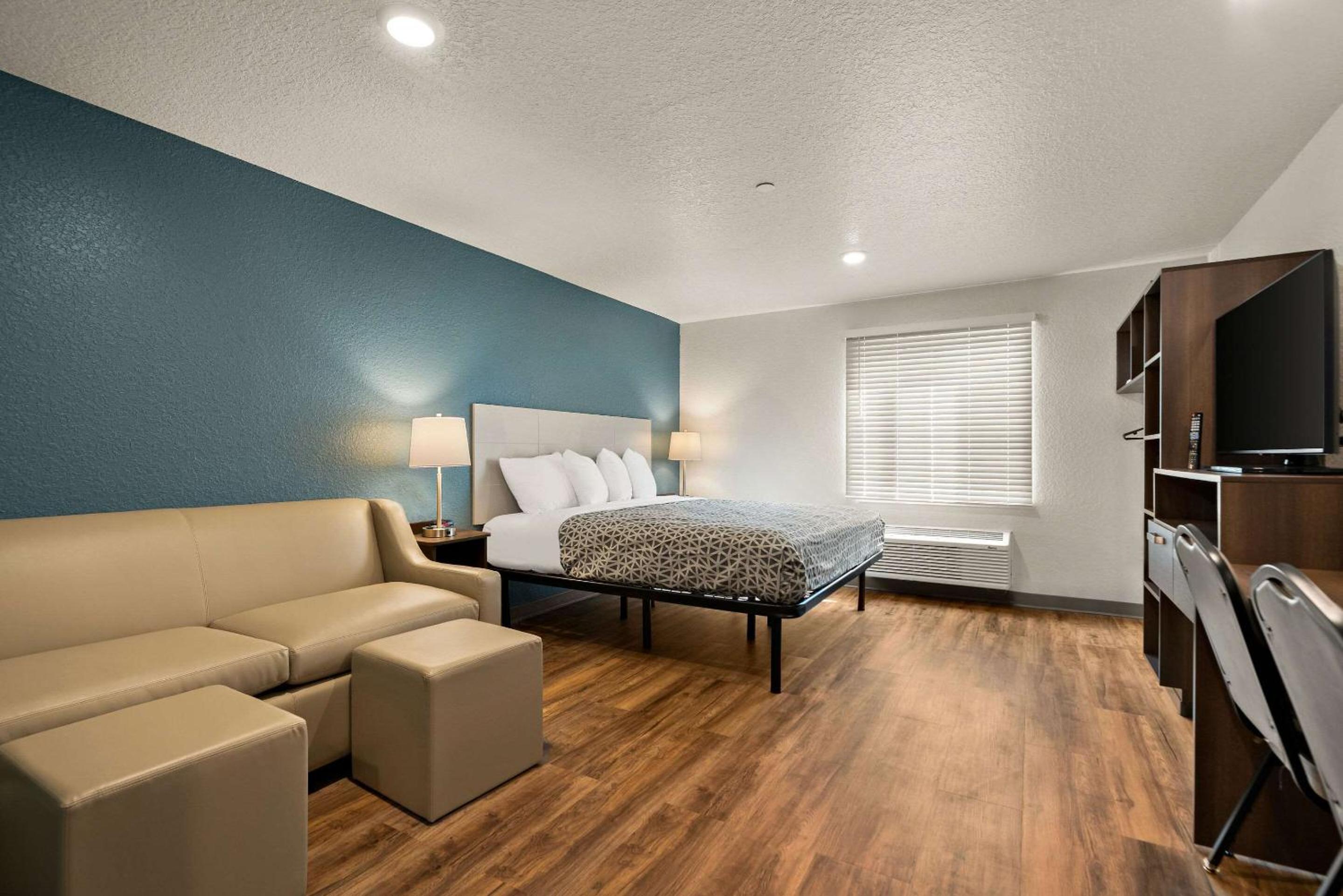King Suite with Sofa - Non Smoking - Photo 5