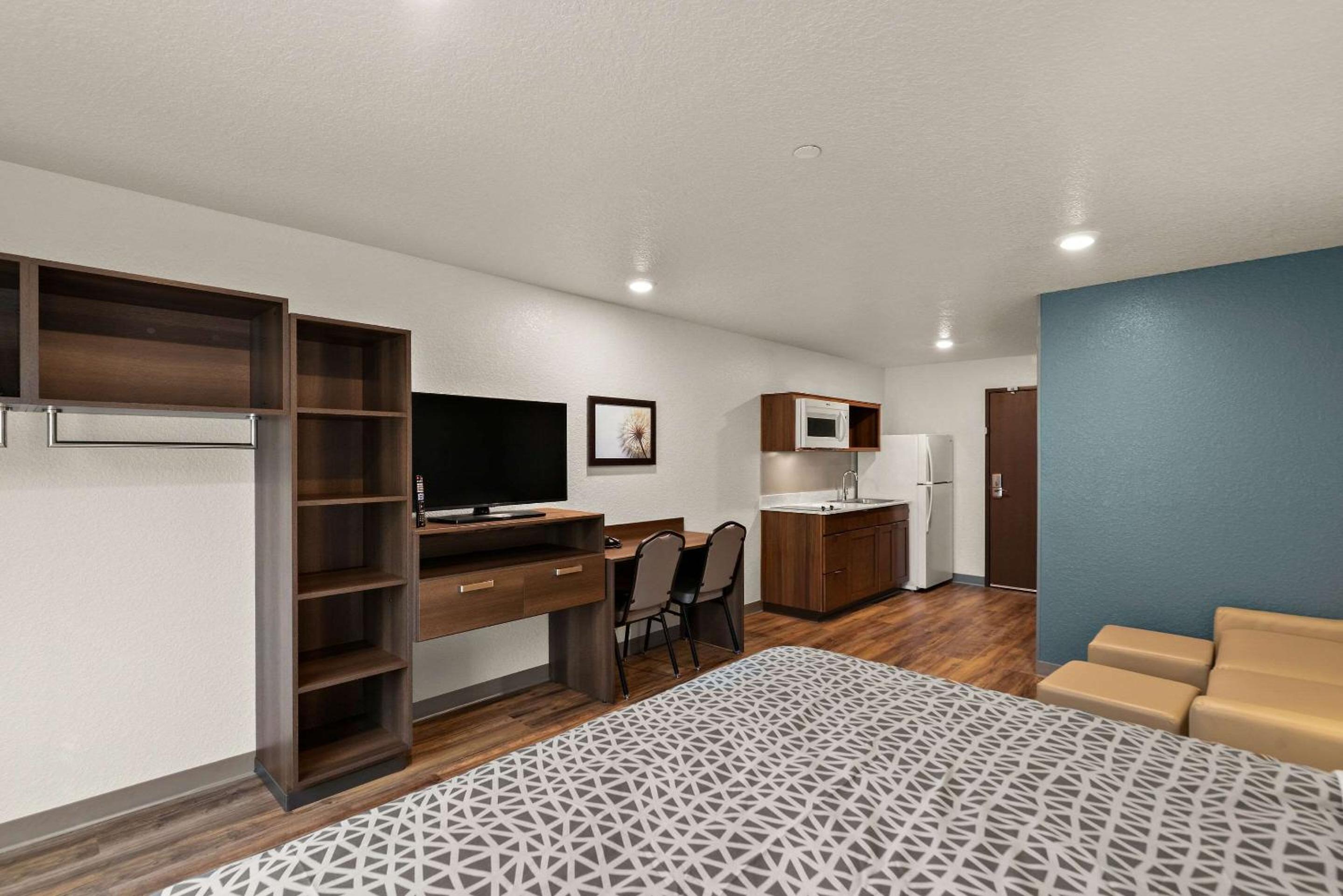 King Suite with Sofa - Non Smoking - Photo 2
