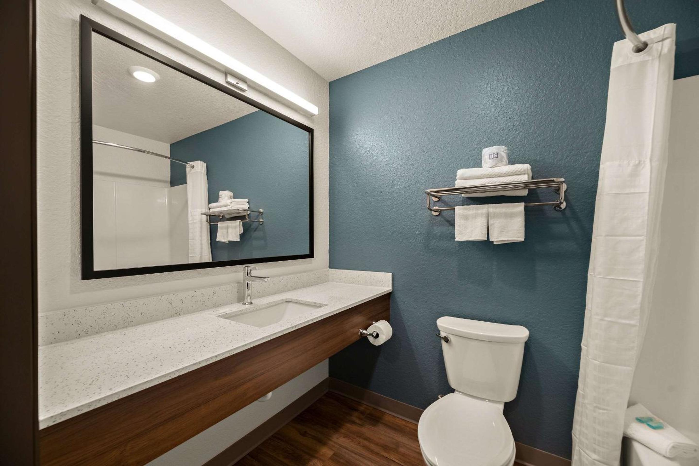 Queen Suite - Non Smoking - Photo 6