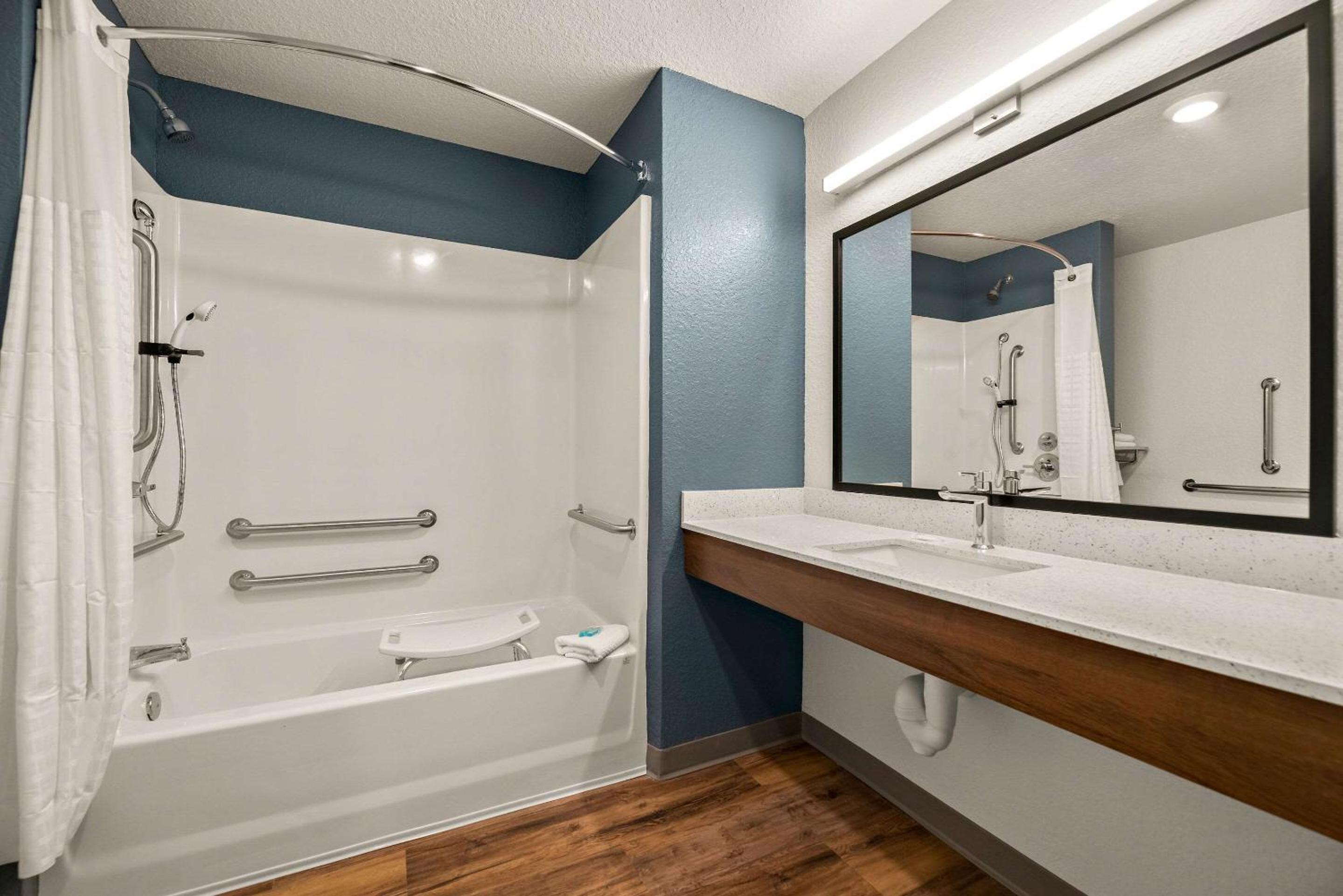 Queen Suite with Two Queen Beds and Tub - Disability Access/Non Smoking - Photo 13