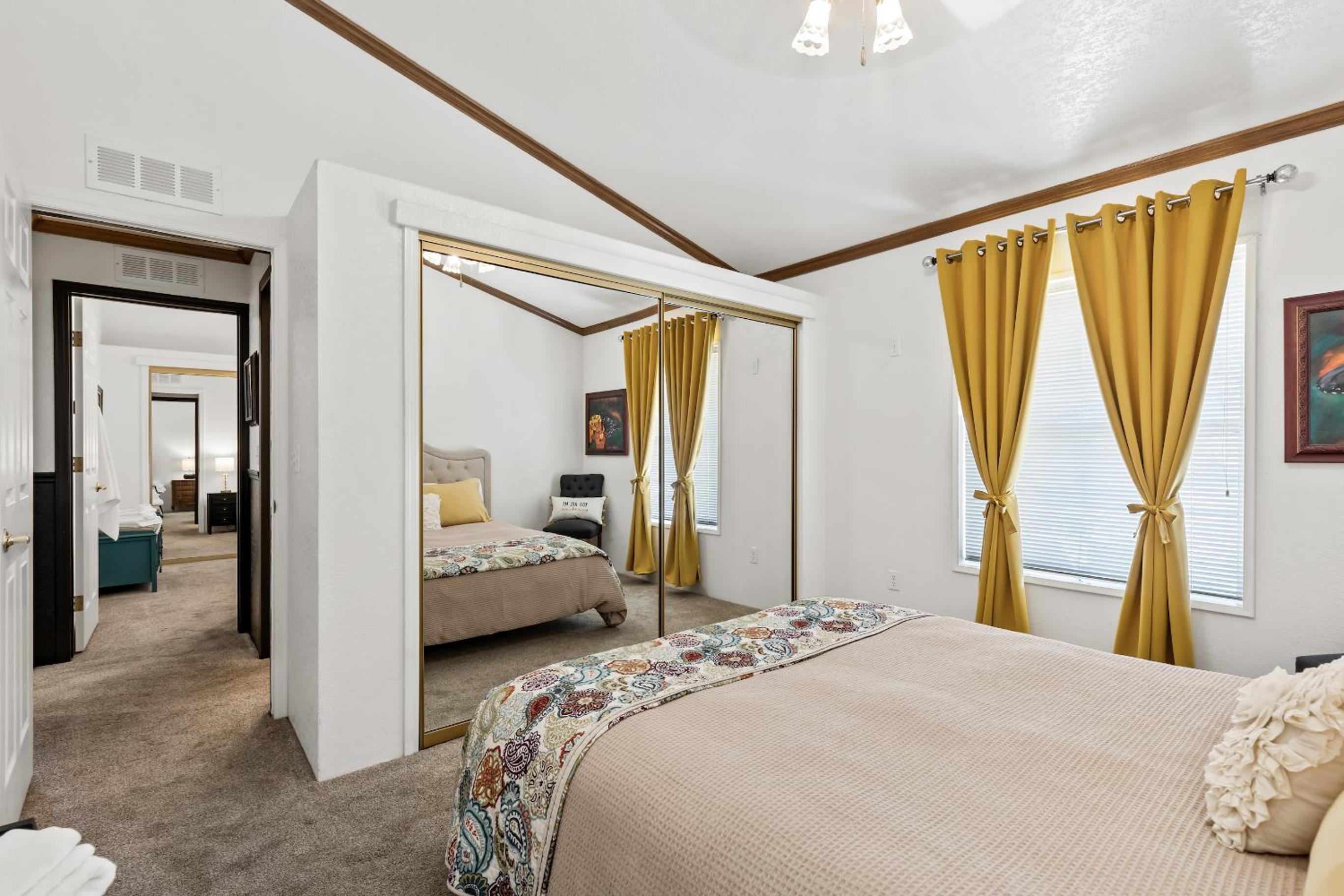 Queen Room photo 2