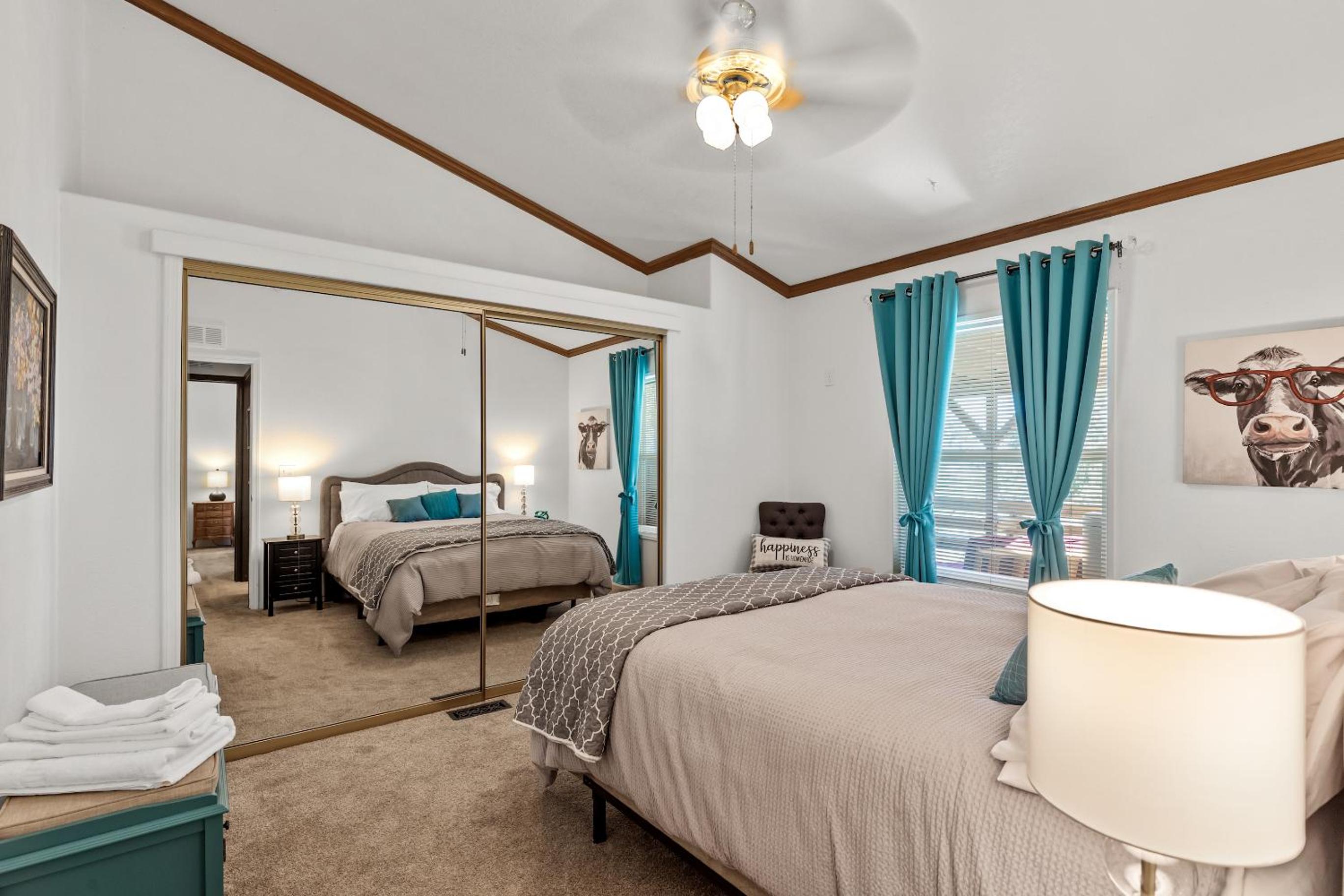Queen Room photo 2
