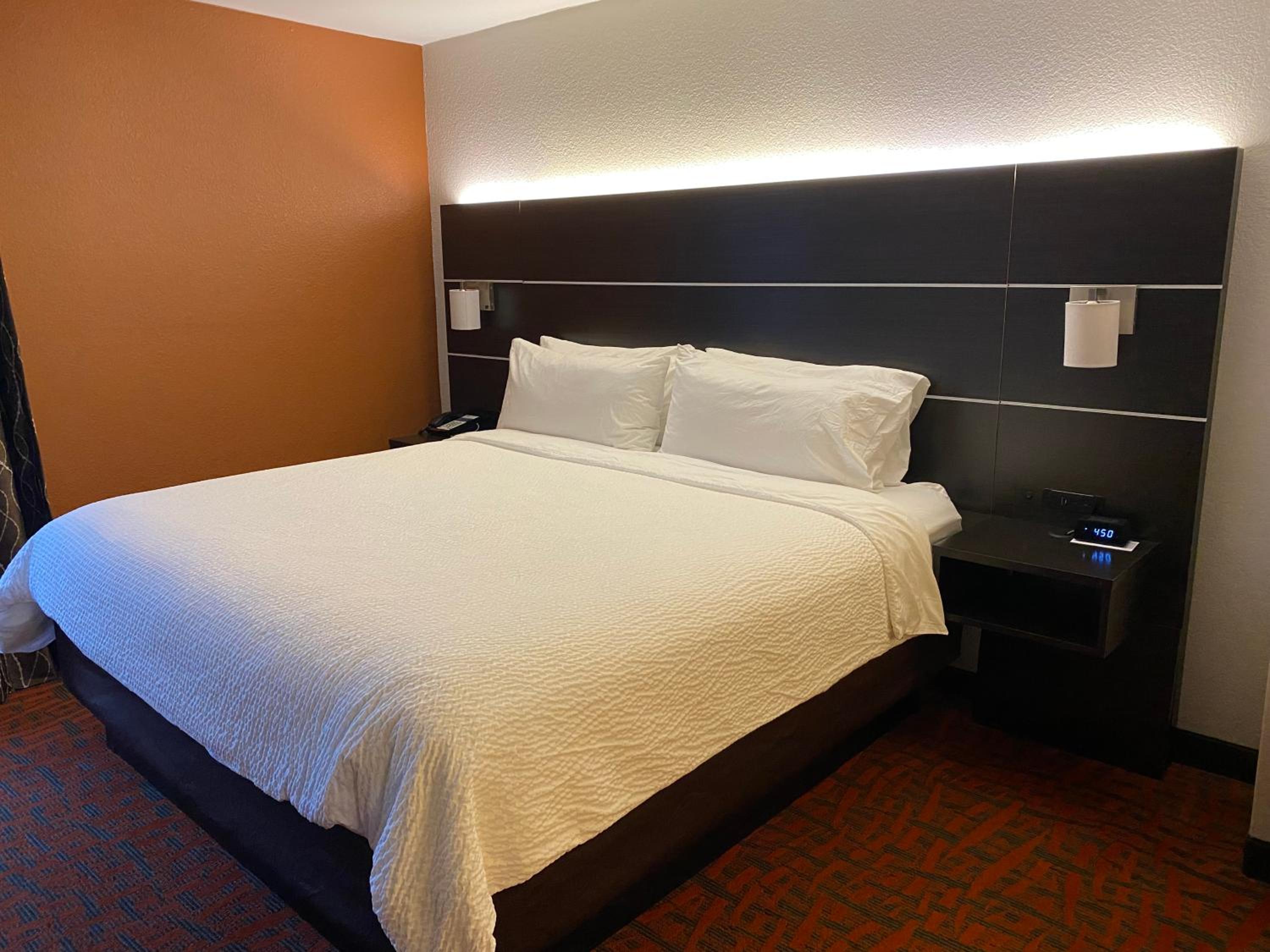 King Suite - Non-Smoking - Photo 3